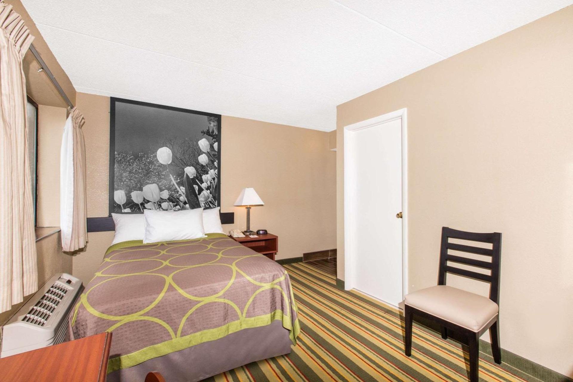 Super 8 by Wyndham Frederick photo 5