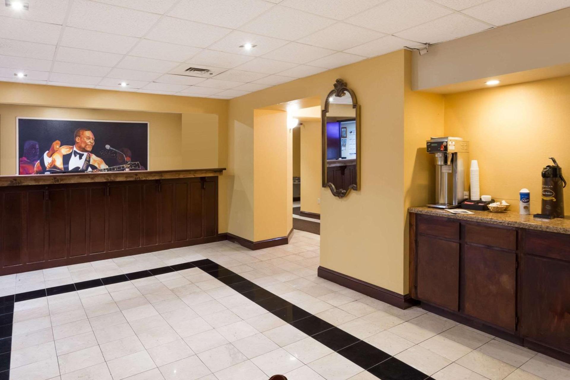 Super 8 by Wyndham Indianola photo 2