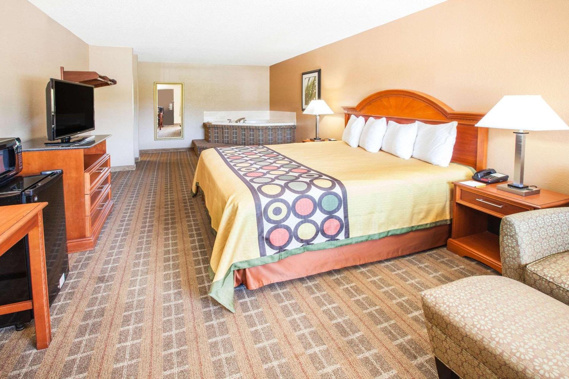 Super 8 by Wyndham Clinton photo 36