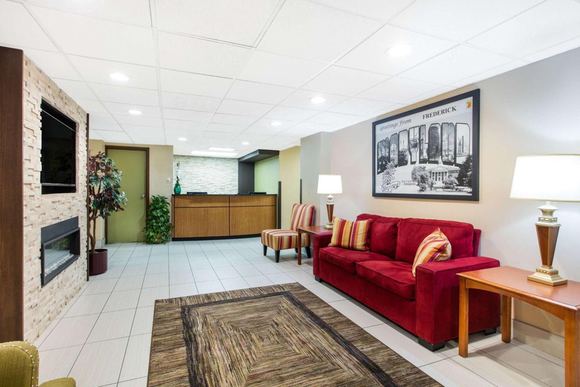 Super 8 by Wyndham Frederick photo 2