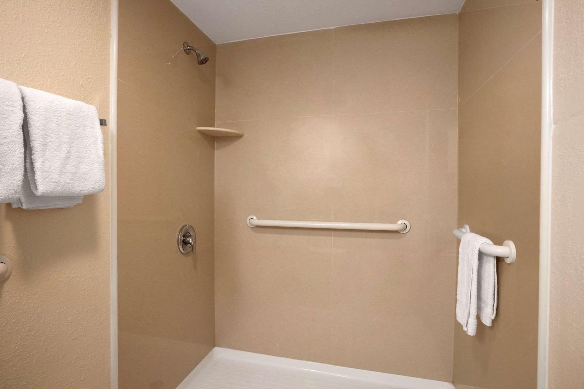 Super 8 by Wyndham Rahway/Newark photo 31