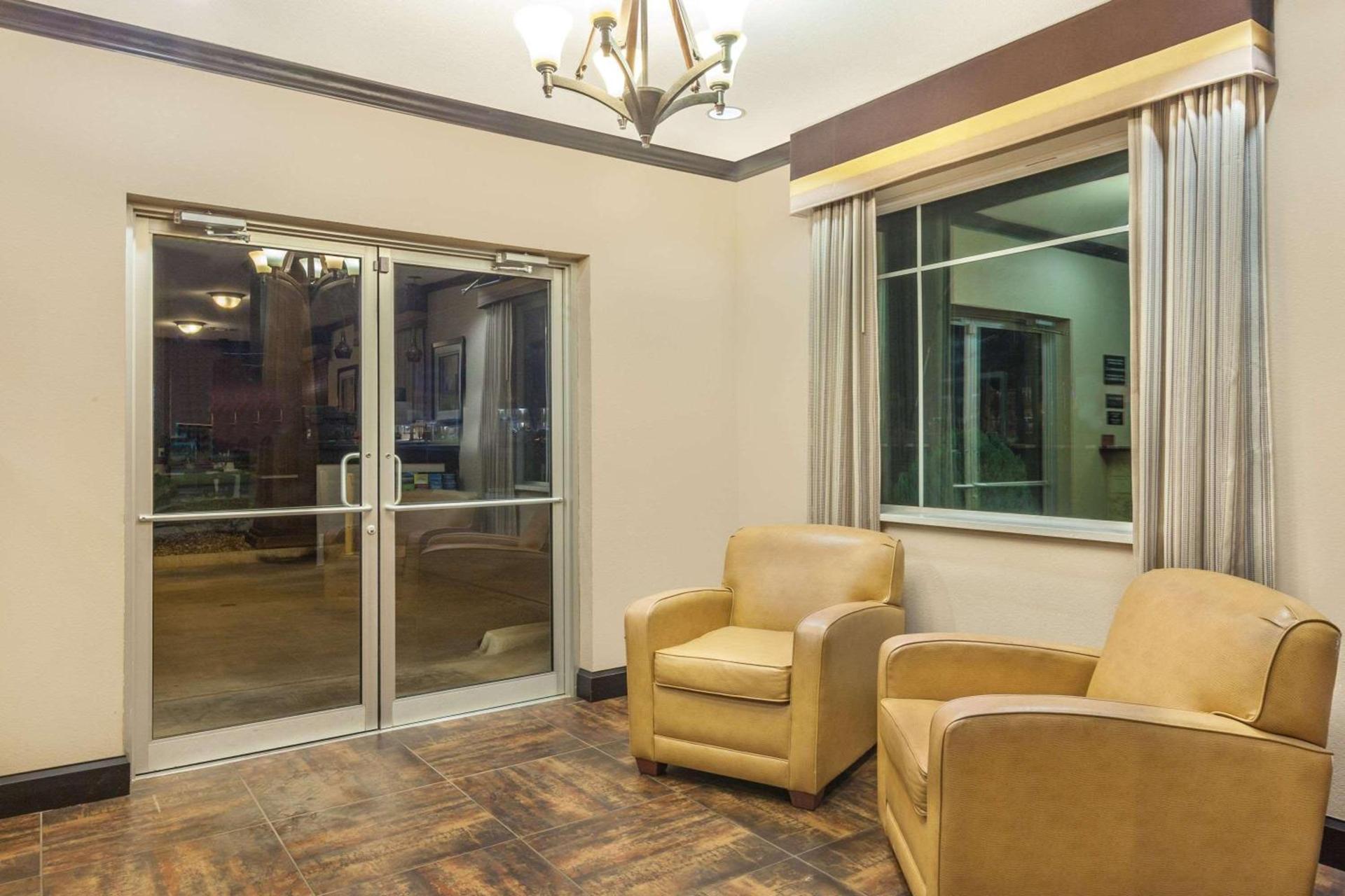 Super 8 by Wyndham Center photo 6