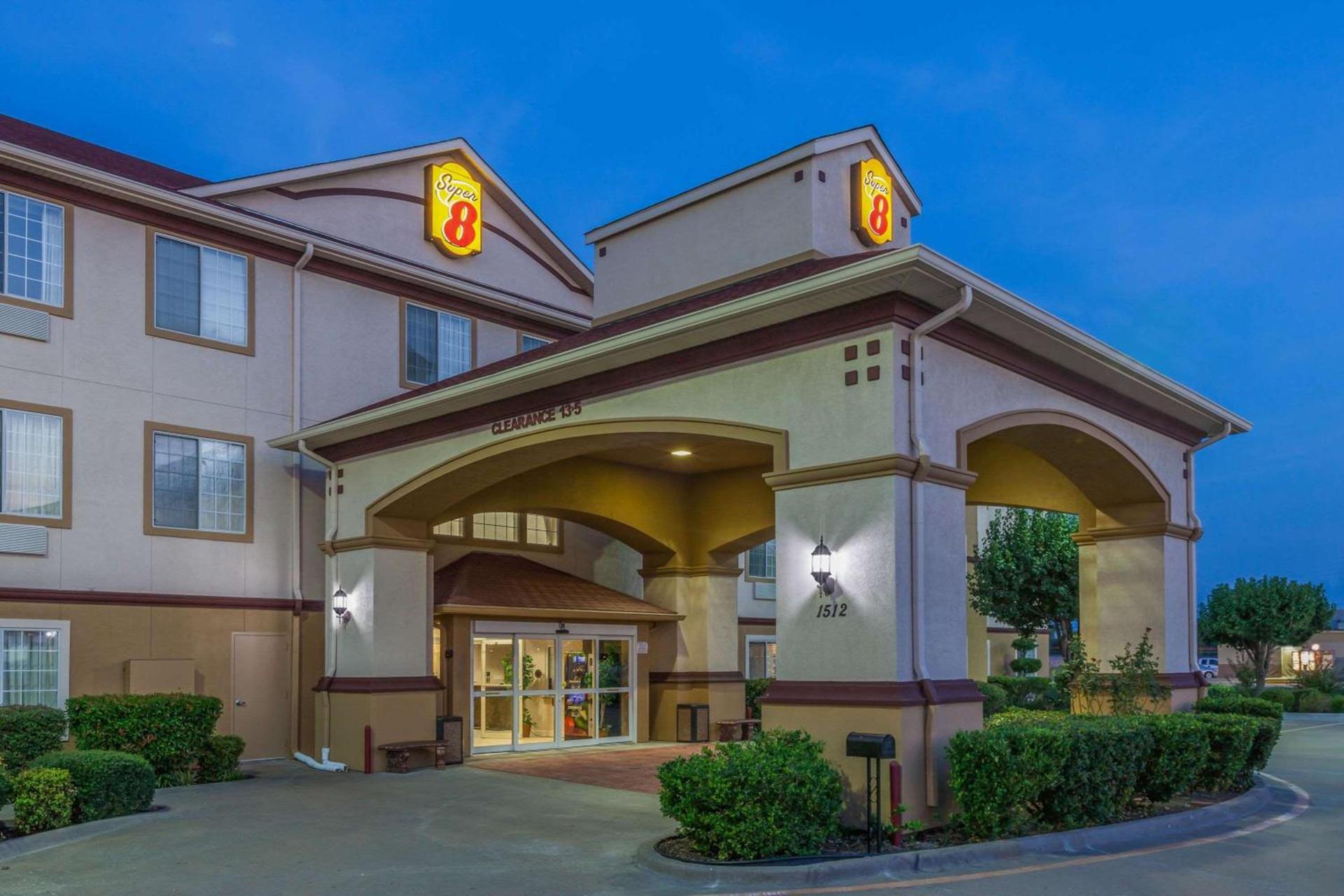Super 8 by Wyndham Hillsboro TX photo 2
