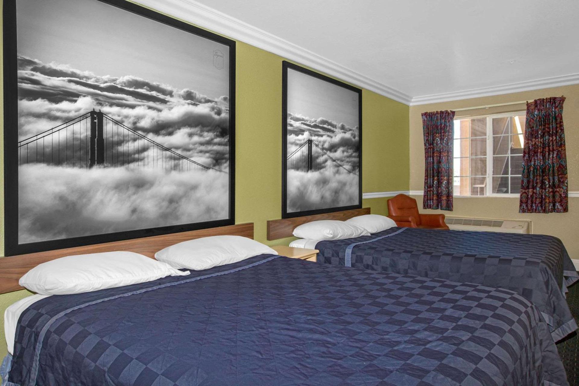 Super 8 by Wyndham Hayward Downtown photo 8