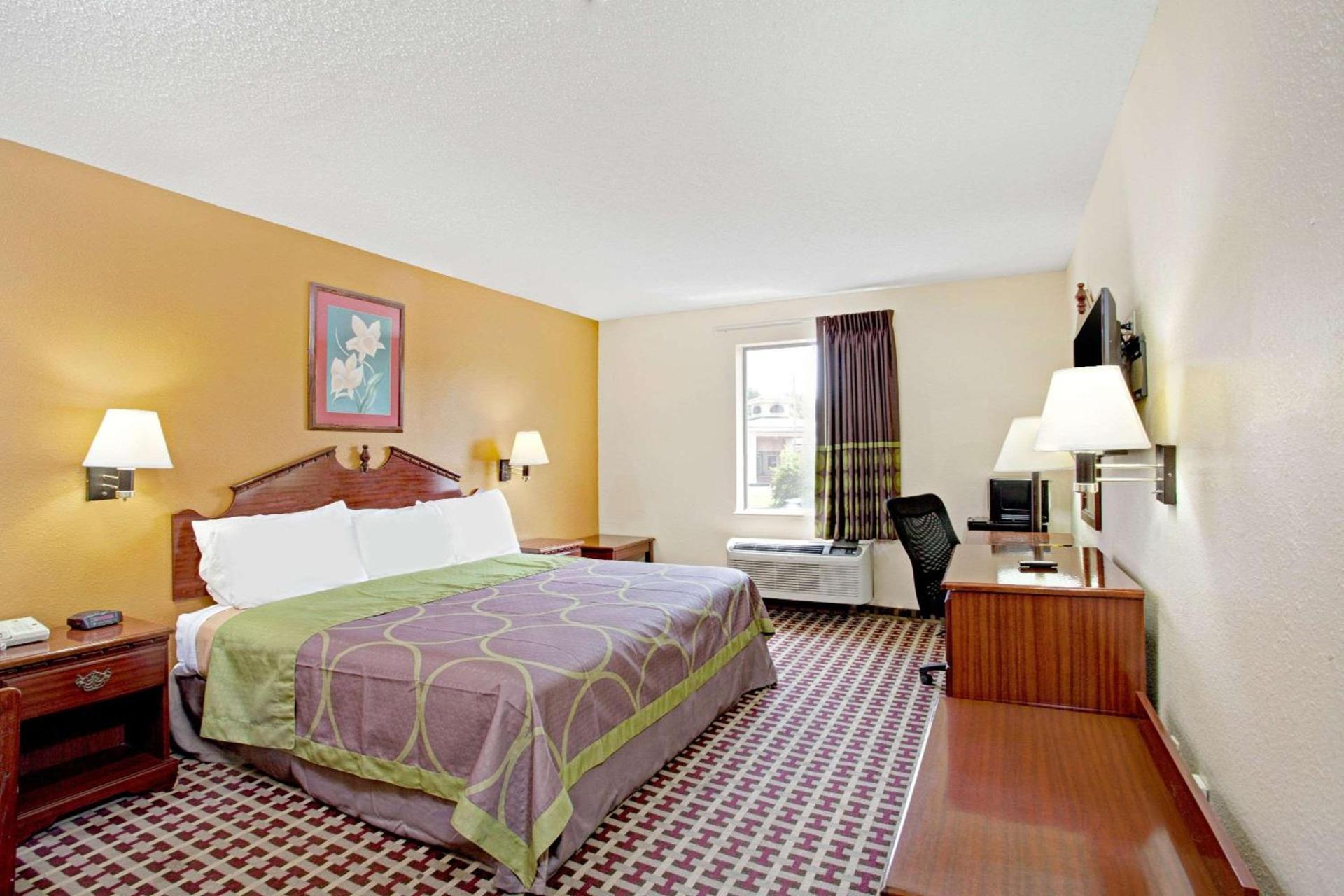 Super 8 by Wyndham Forrest City AR photo 12