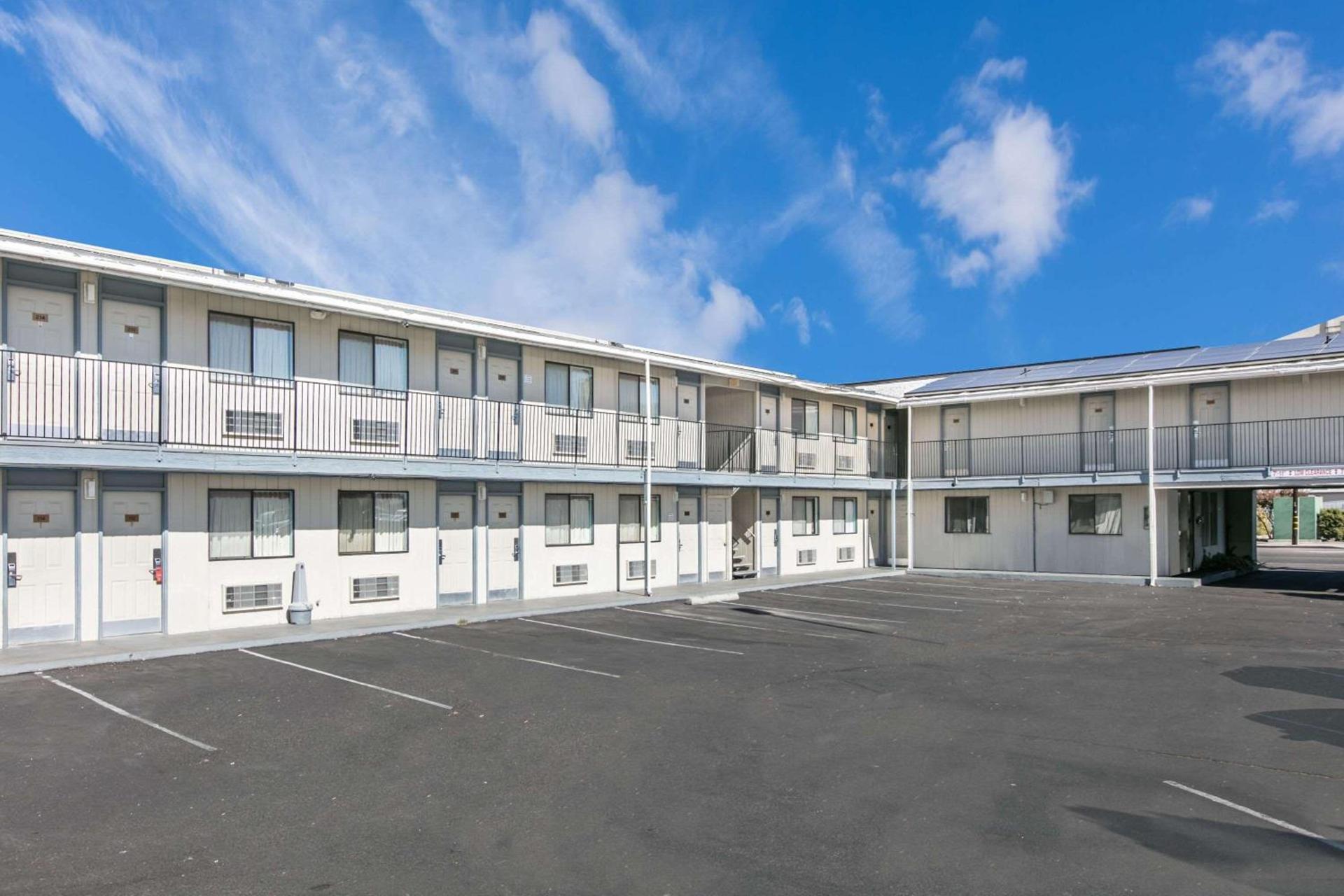 Super 8 by Wyndham Bishop photo 24