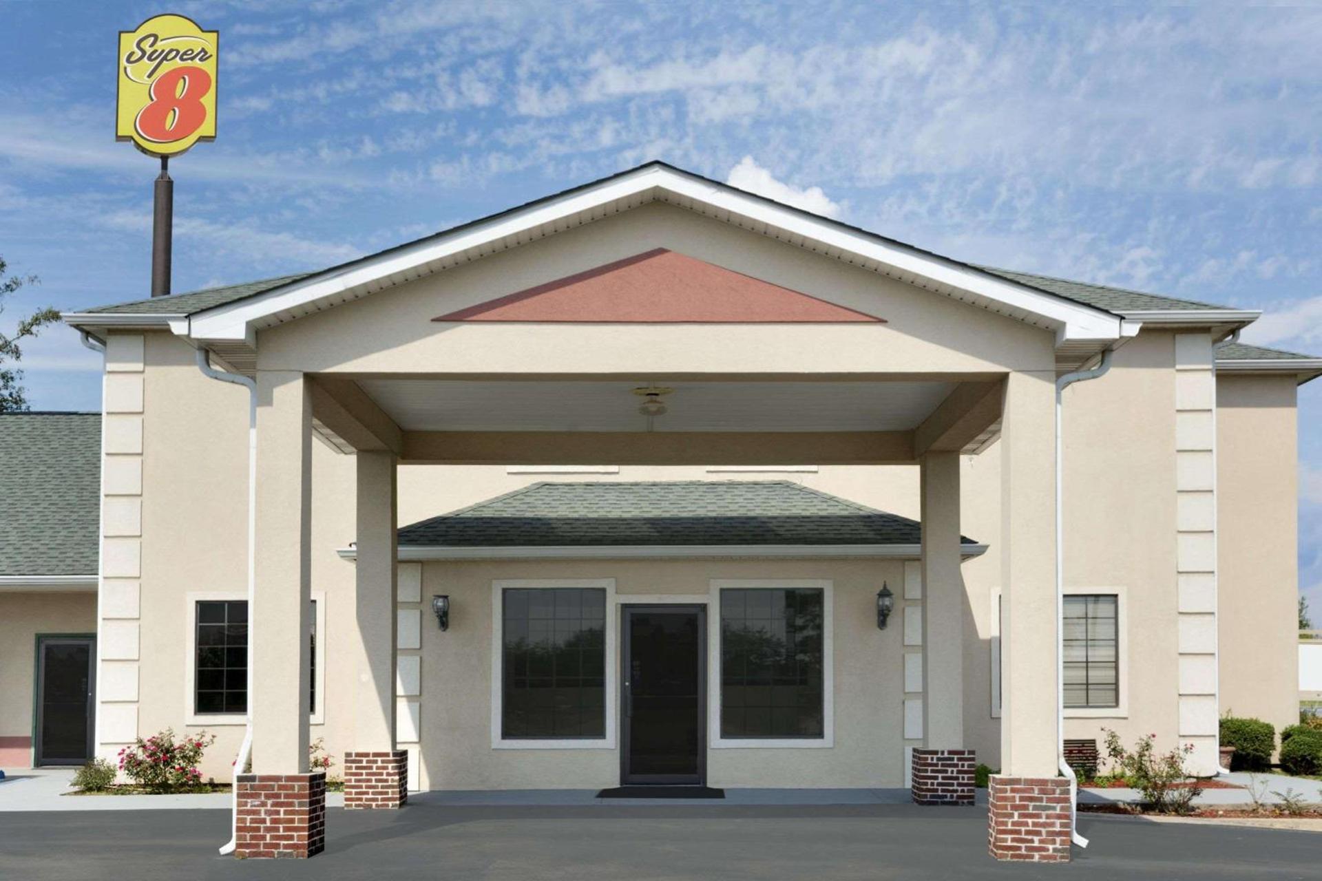 Super 8 by Wyndham Chatsworth/Dalton photo 2