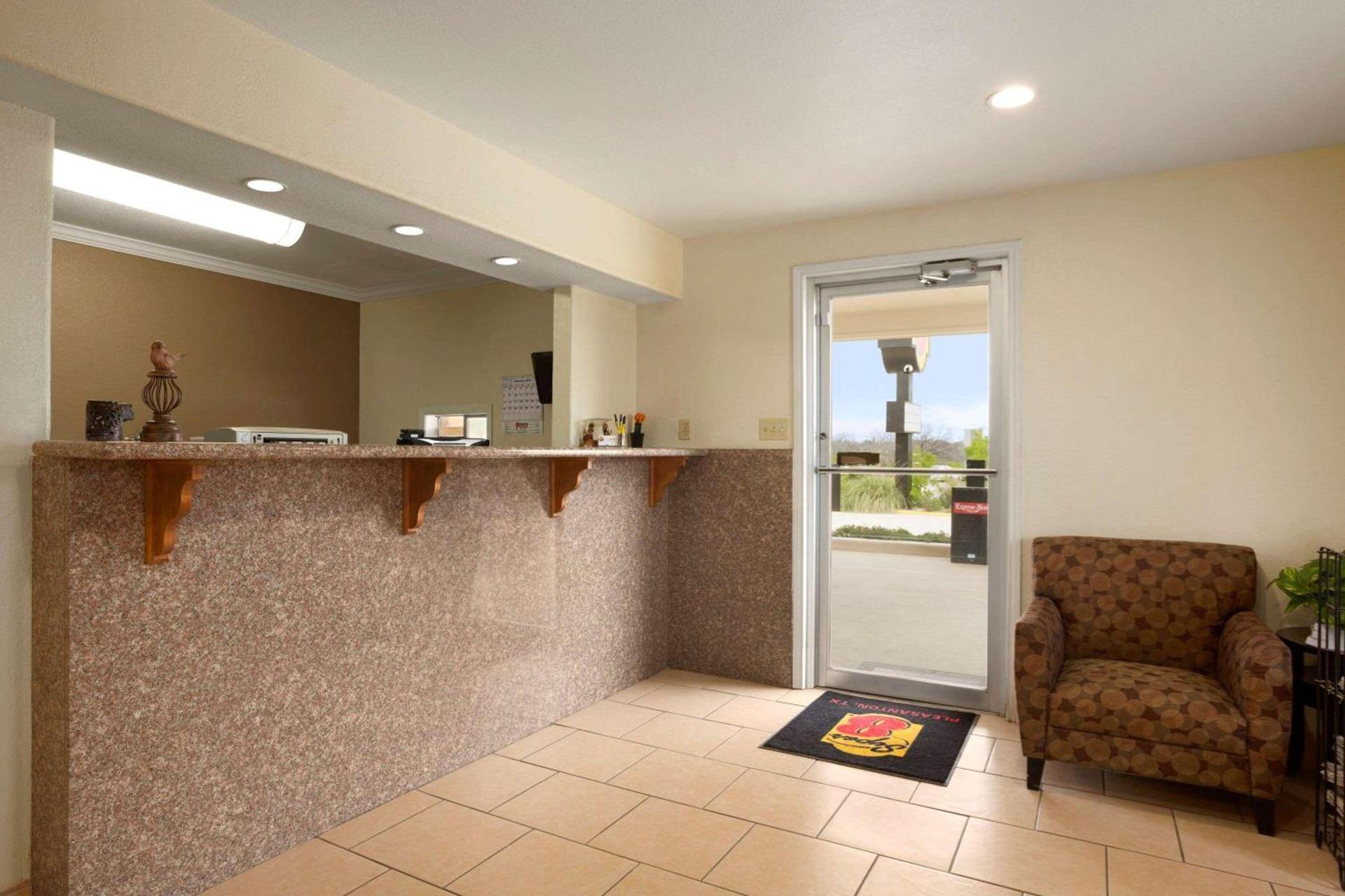 Super 8 by Wyndham Pleasanton photo 8