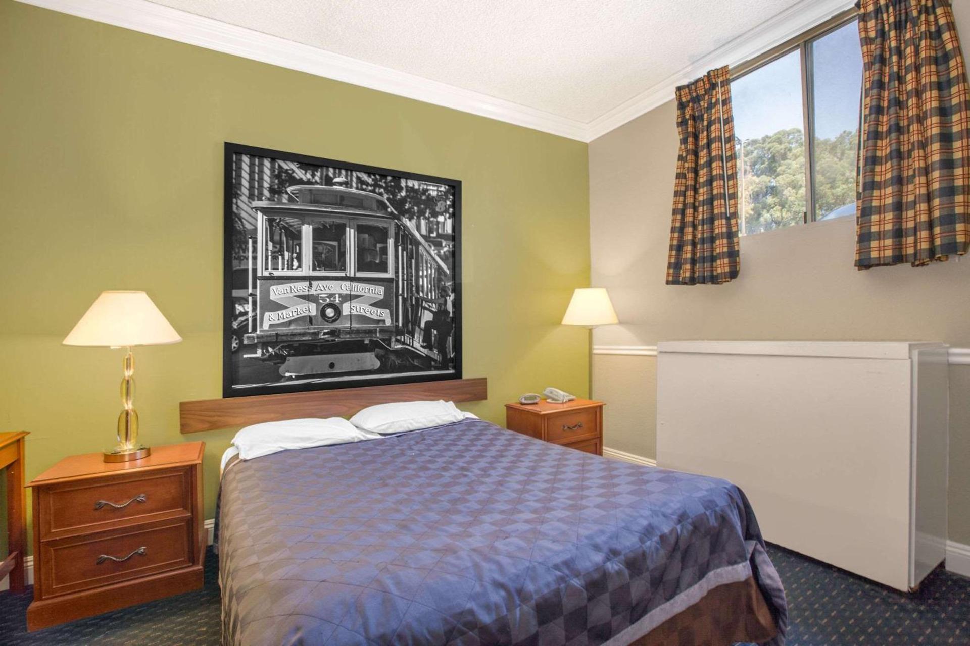Super 8 by Wyndham Hayward Downtown photo 12
