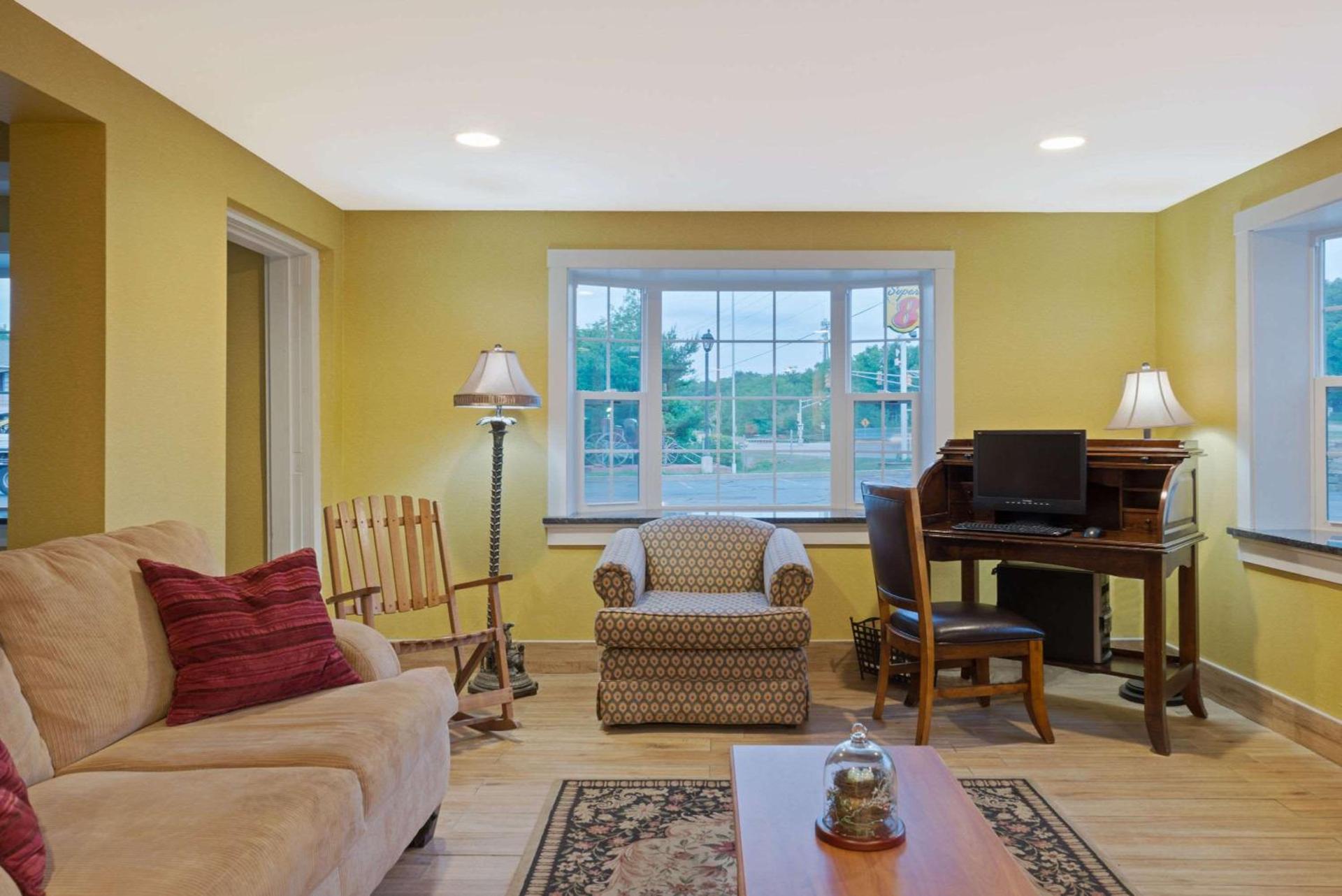 Super 8 by Wyndham Sturbridge photo 3