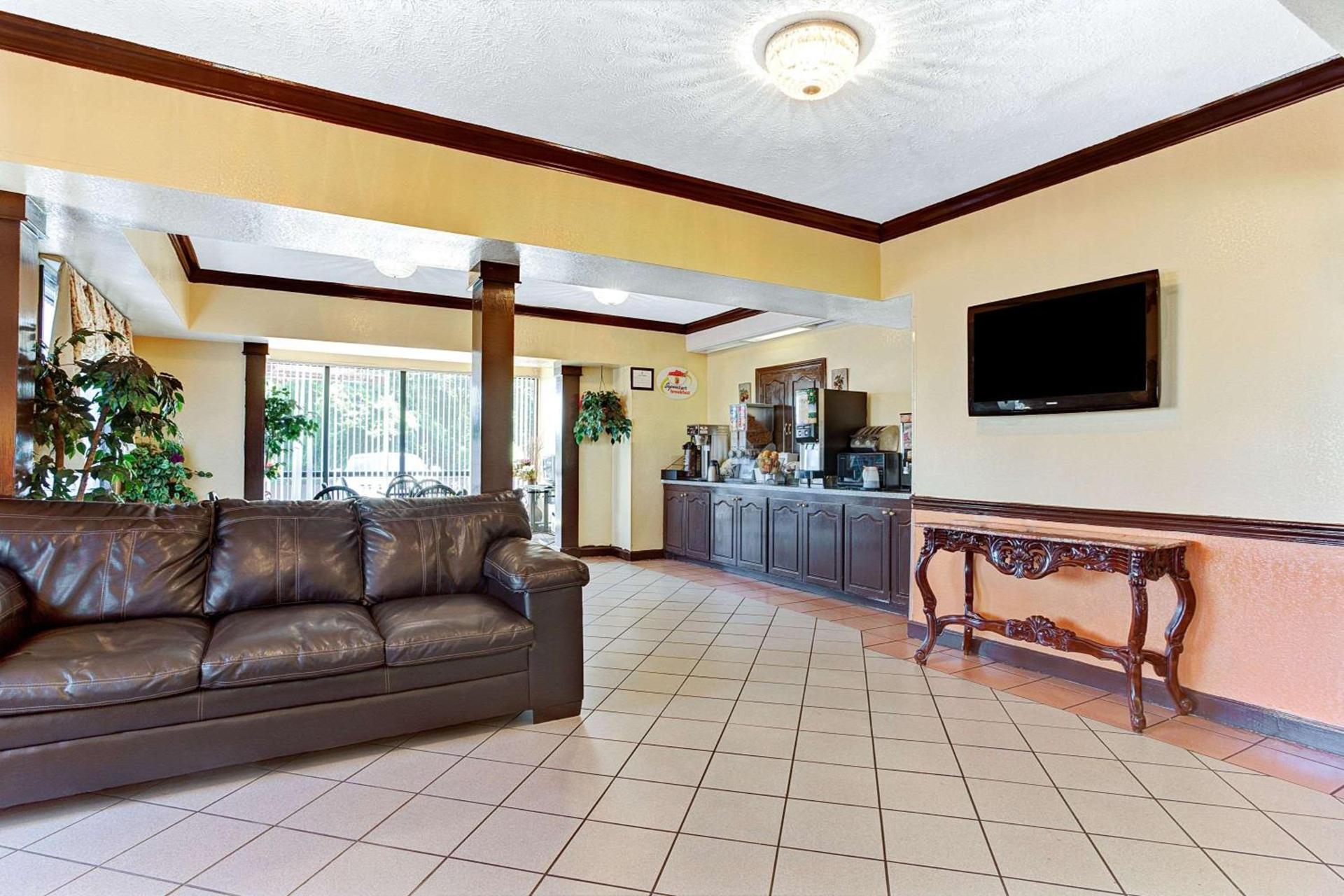 Super 8 by Wyndham Jackson Ridgeland photo 3