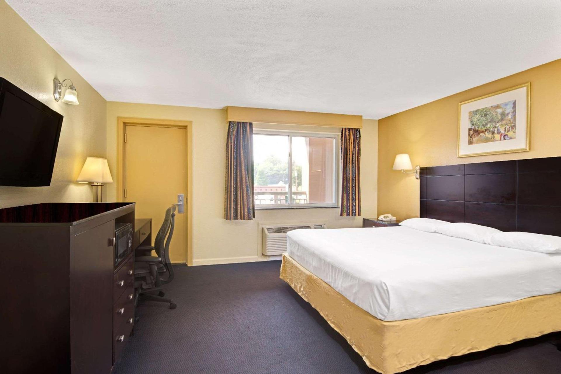 Super 8 by Wyndham Milford/New Haven photo 13