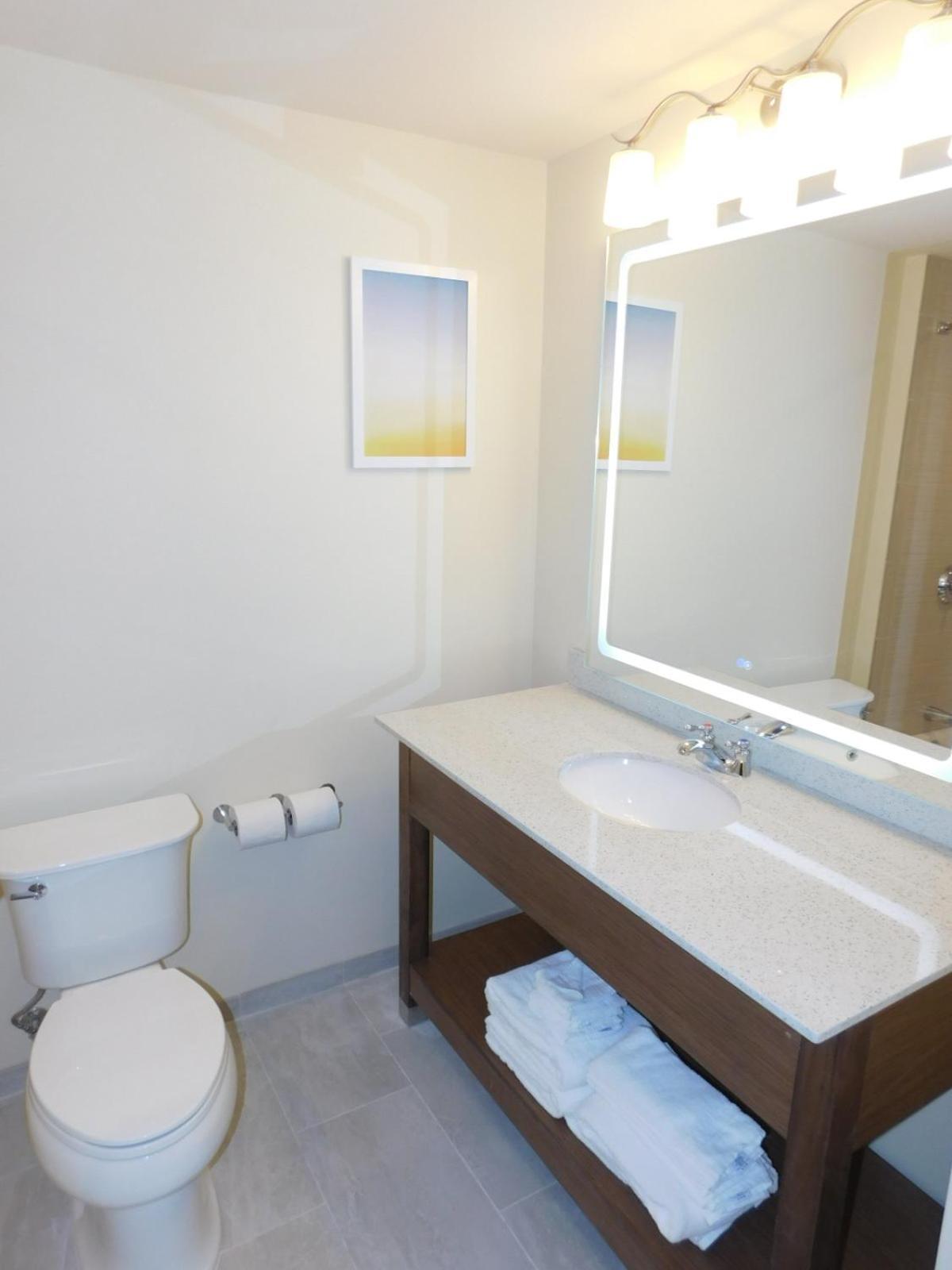 Days Inn & Suites by Wyndham Kearney NE photo 32