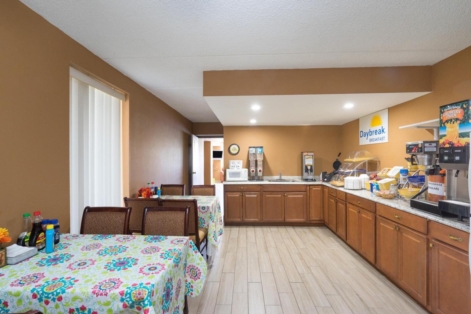 Days Inn by Wyndham Hurricane Mills photo 30