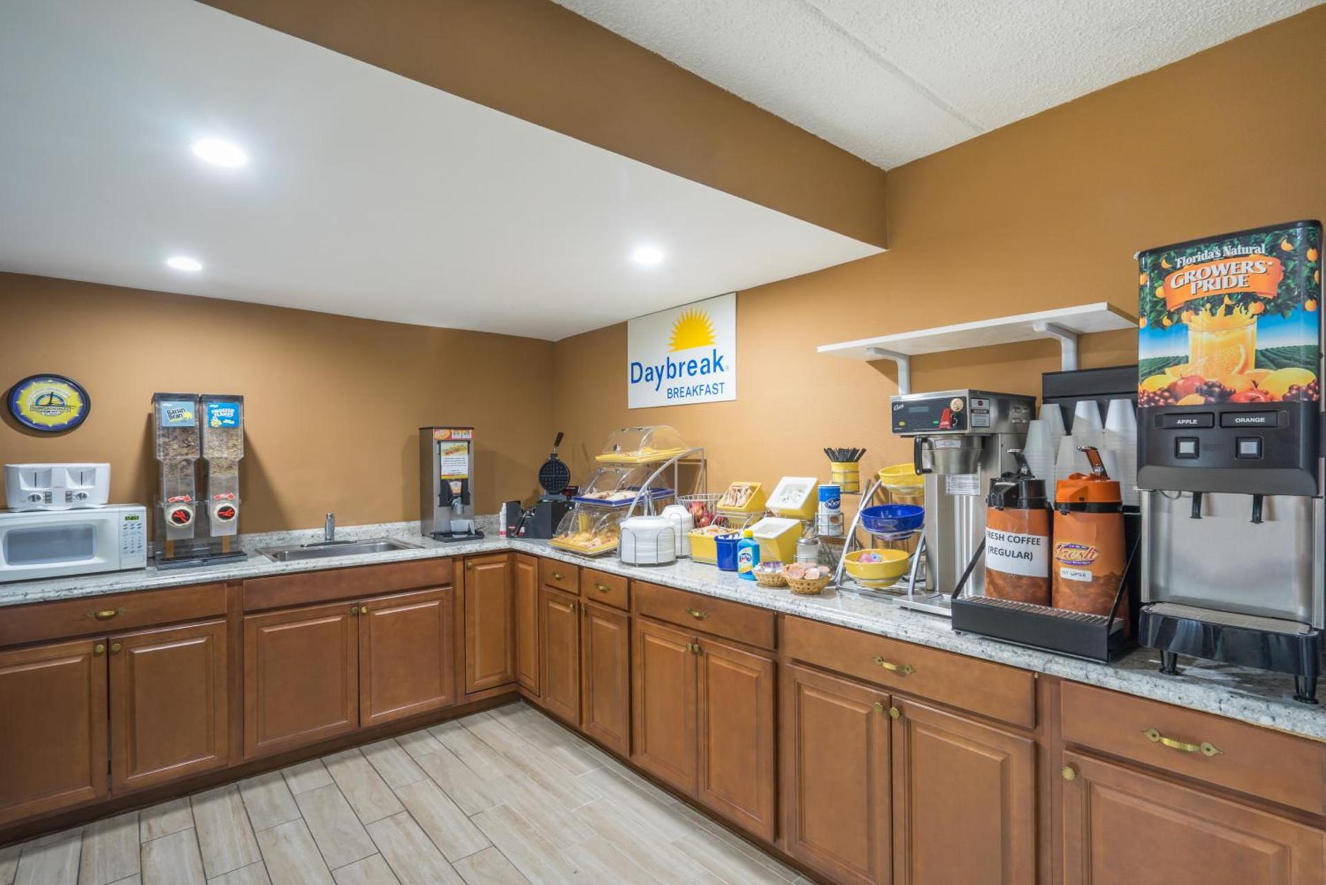 Days Inn by Wyndham Hurricane Mills photo 18