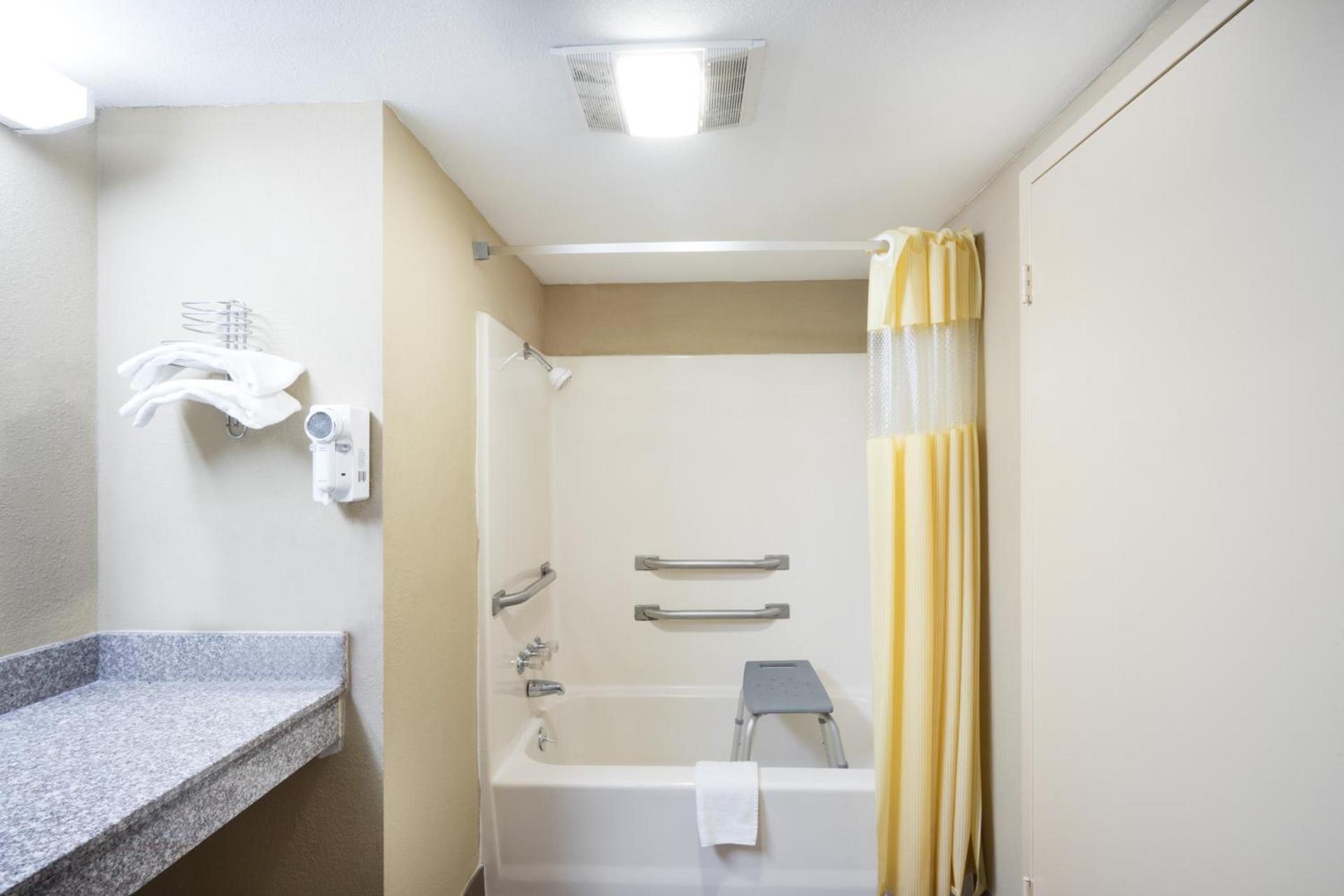 Days Inn by Wyndham Hurricane Mills photo 19