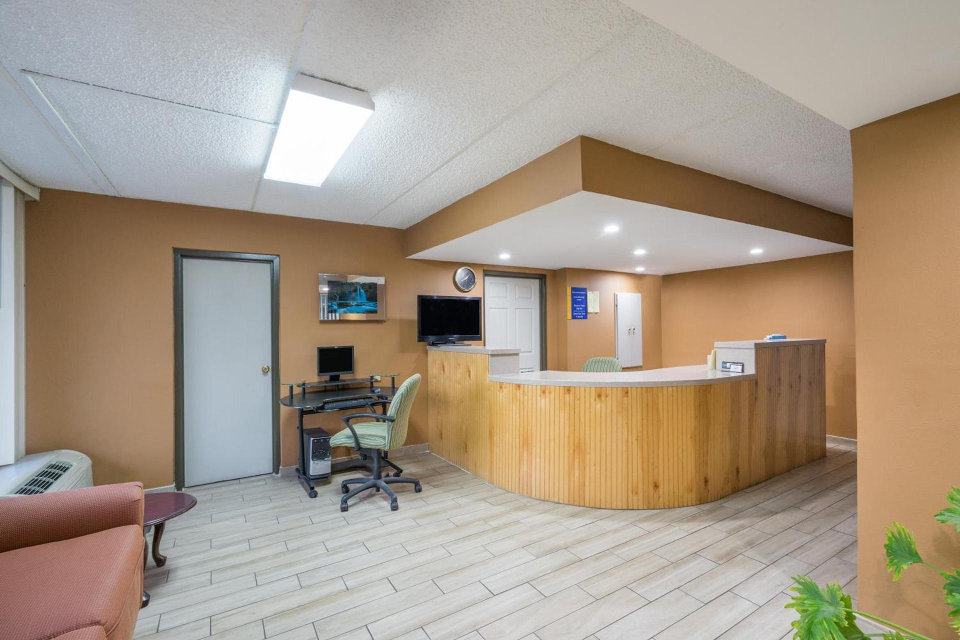 Days Inn by Wyndham Hurricane Mills photo 2