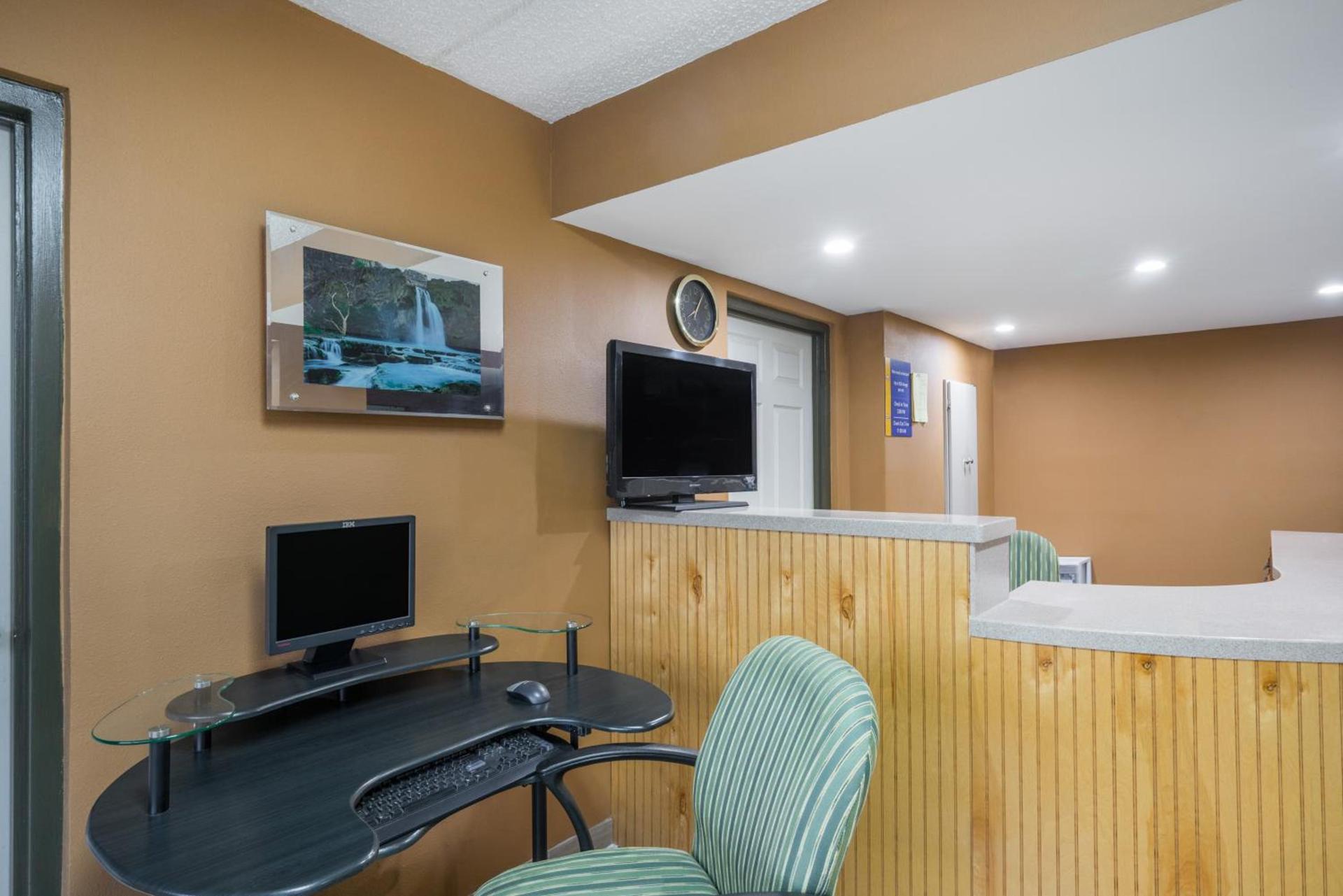 Days Inn by Wyndham Hurricane Mills photo 5