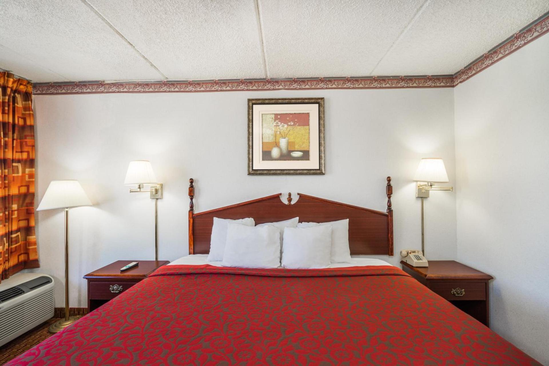Days Inn by Wyndham Hurricane Mills photo 26