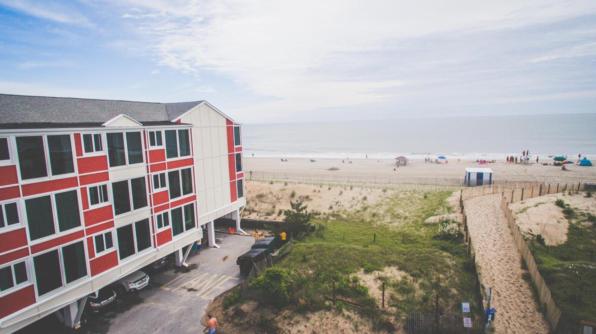 Surf Club Oceanfront Hotel photo 4