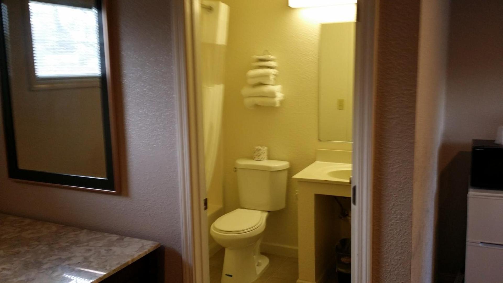 Redwood Inn Willits photo 17