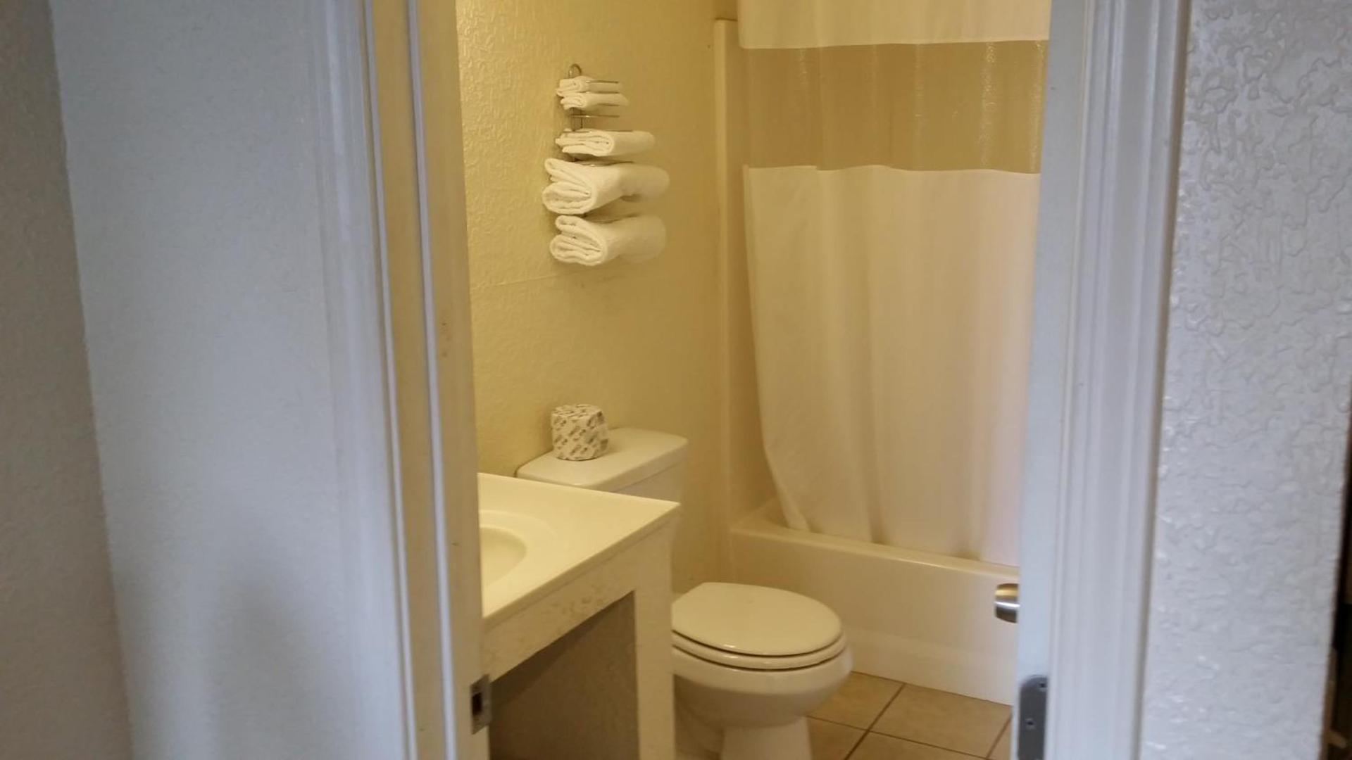 Redwood Inn Willits photo 22