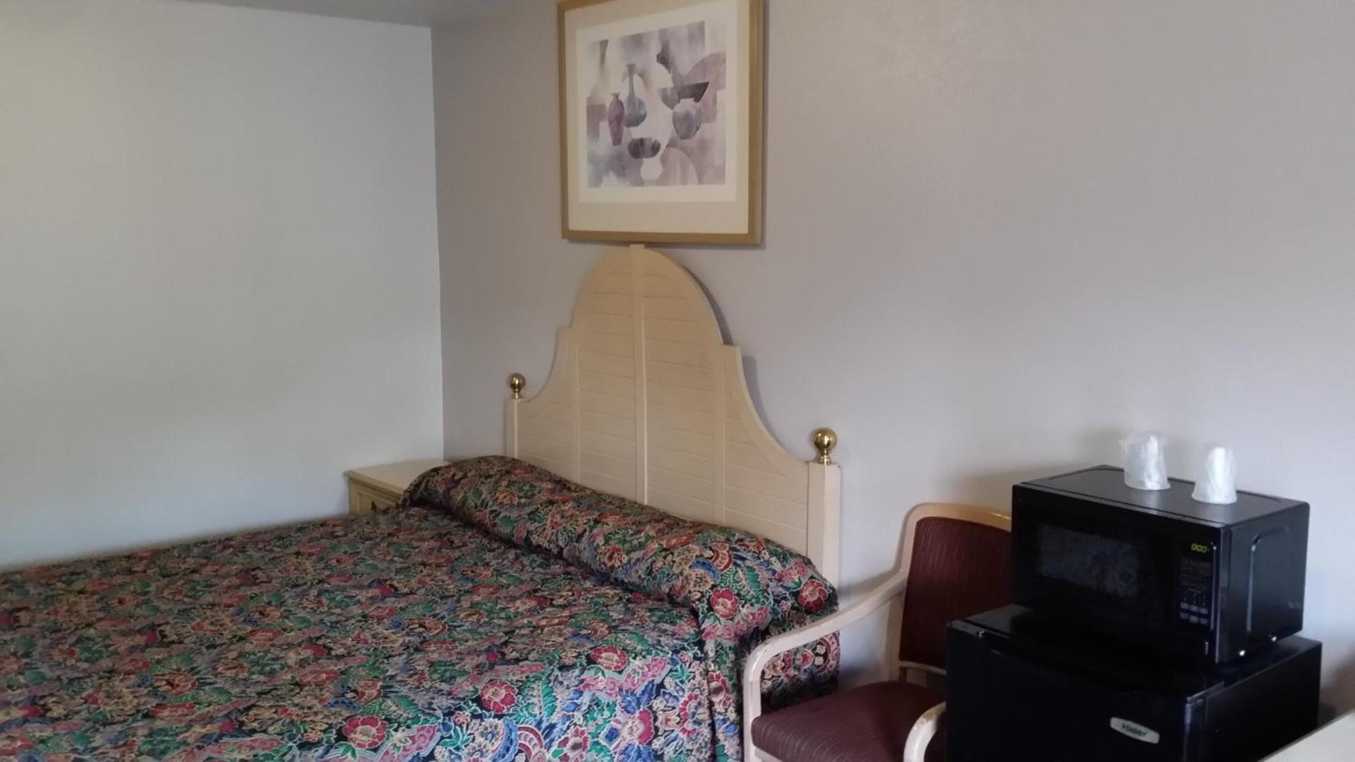 Redwood Inn Willits photo 20