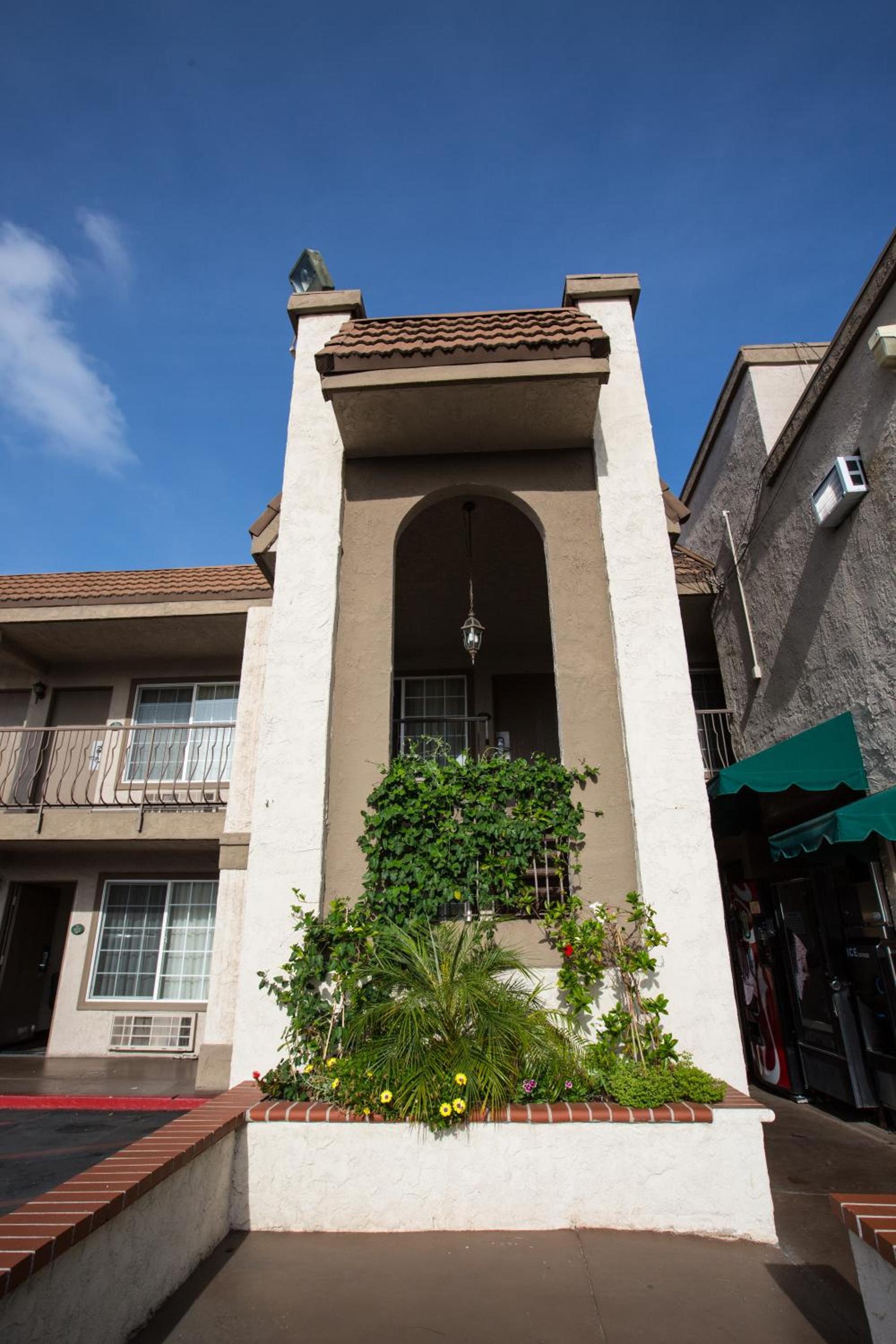 Queens Inn Anaheim photo 11