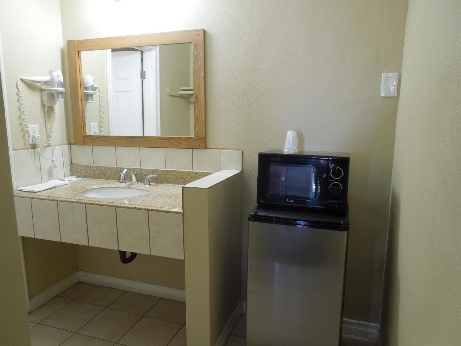 Castaway Motel photo 18