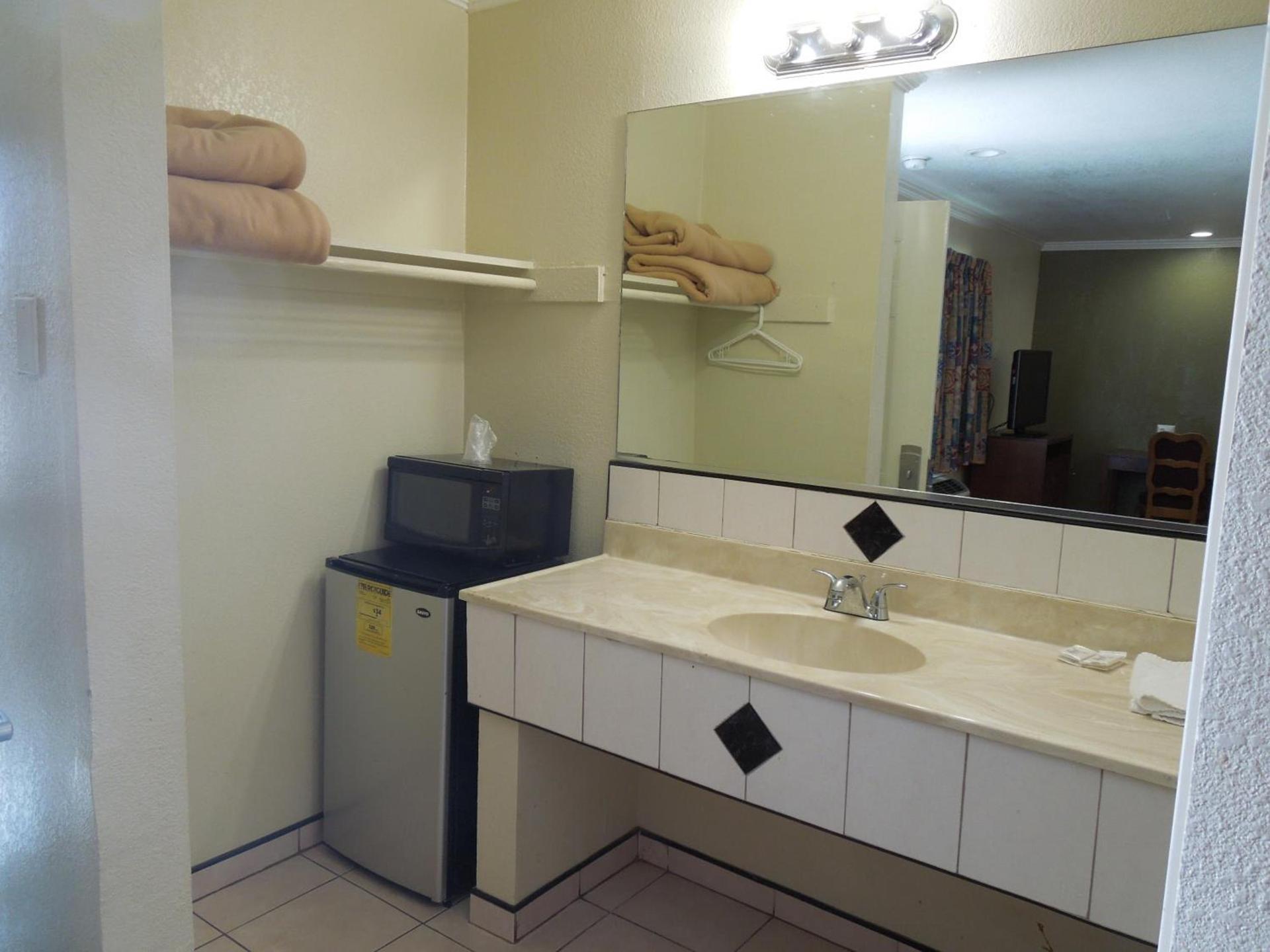 Castaway Motel photo 15