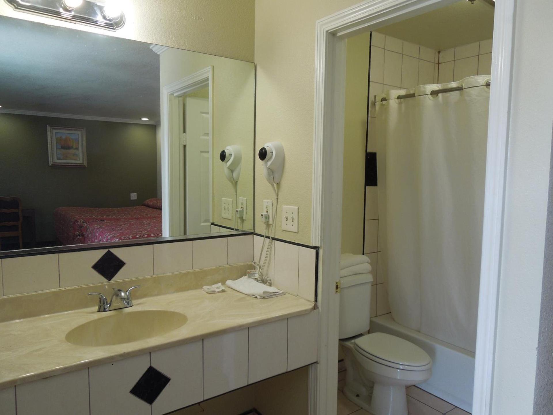Castaway Motel photo 17