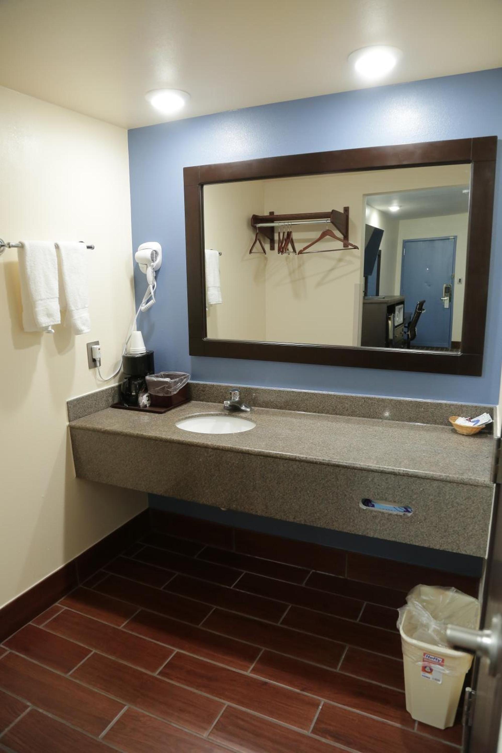 Theroff's Motel photo 88
