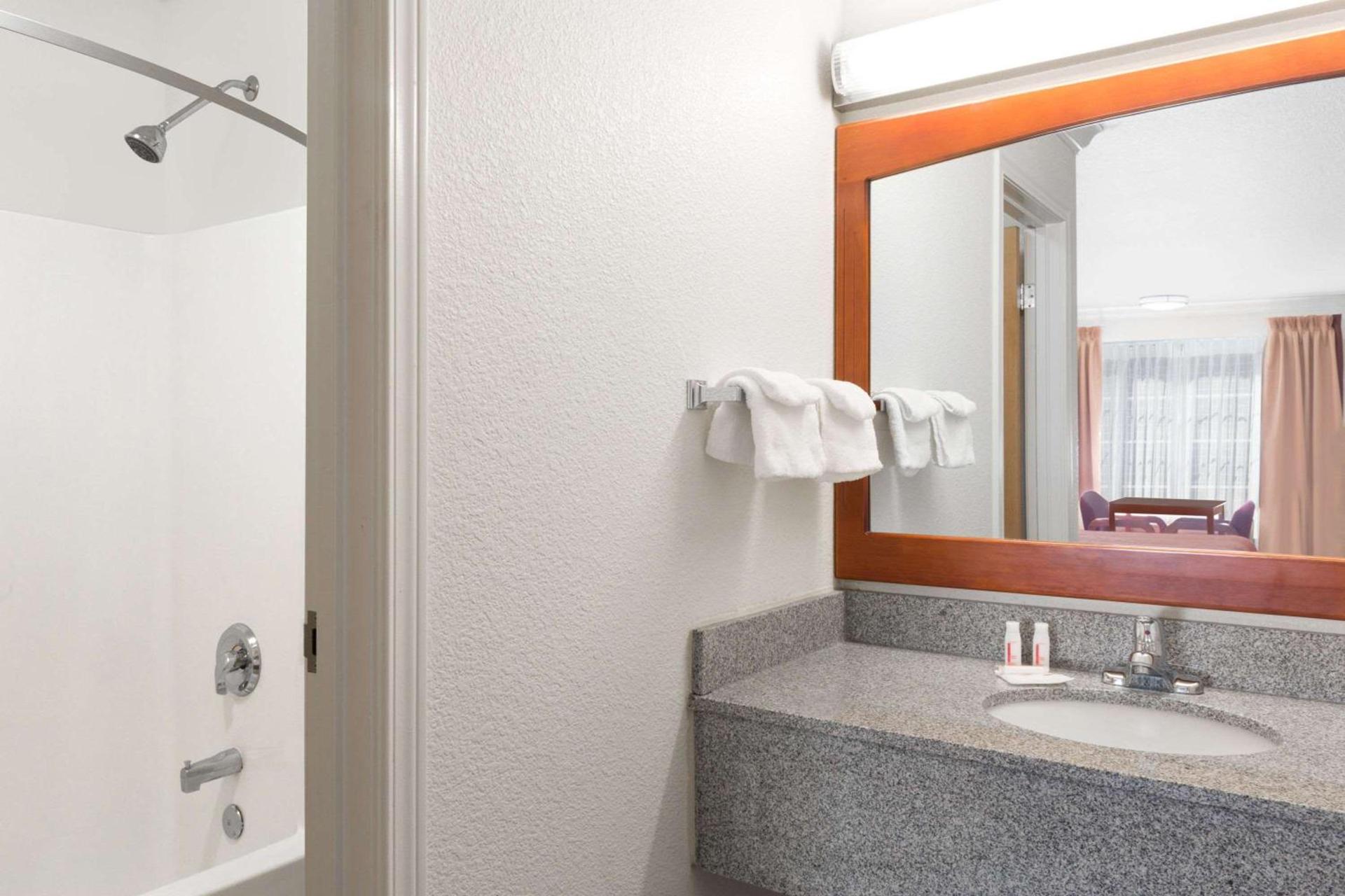 Creekside Inn & Suites photo 15