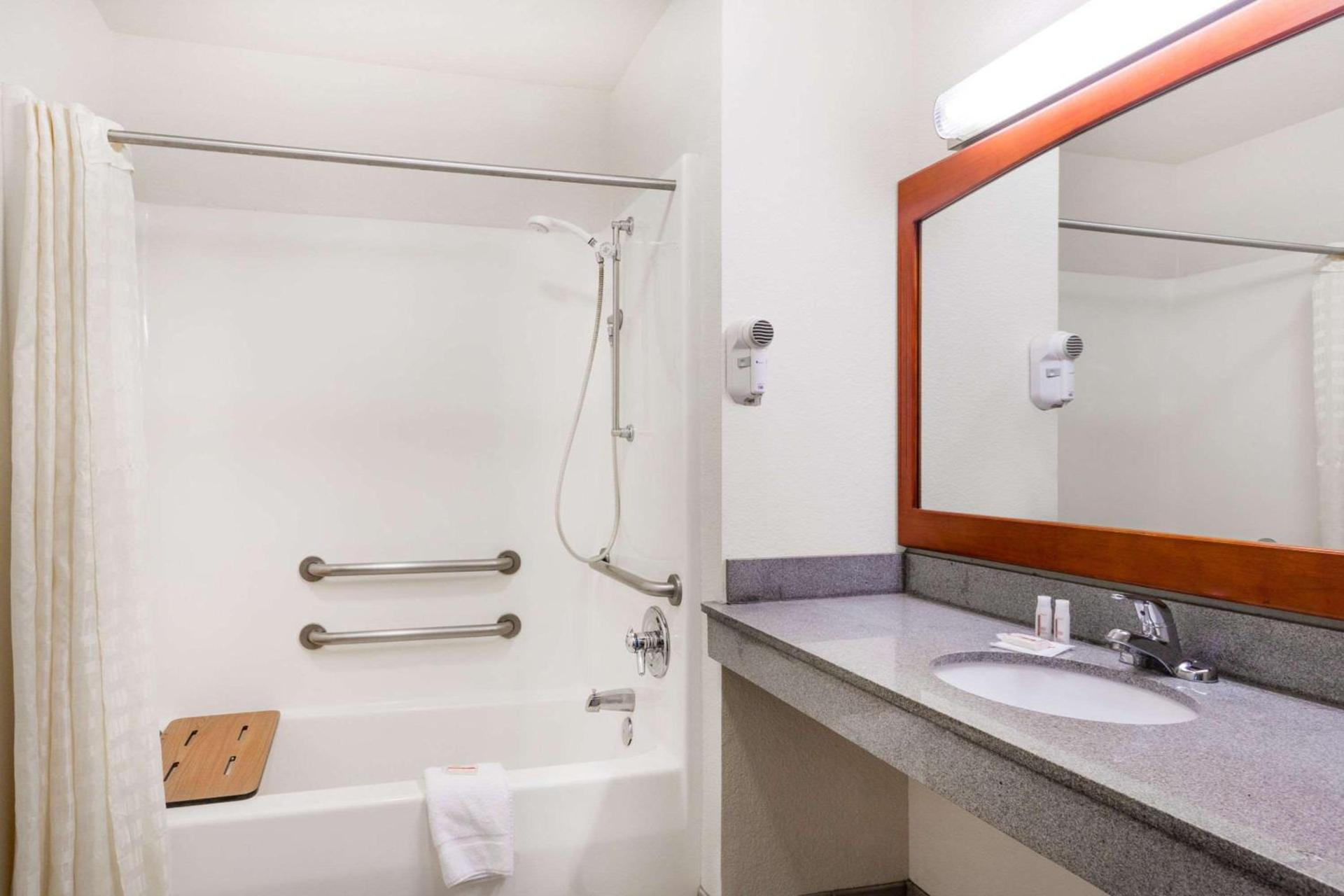 Creekside Inn & Suites photo 14