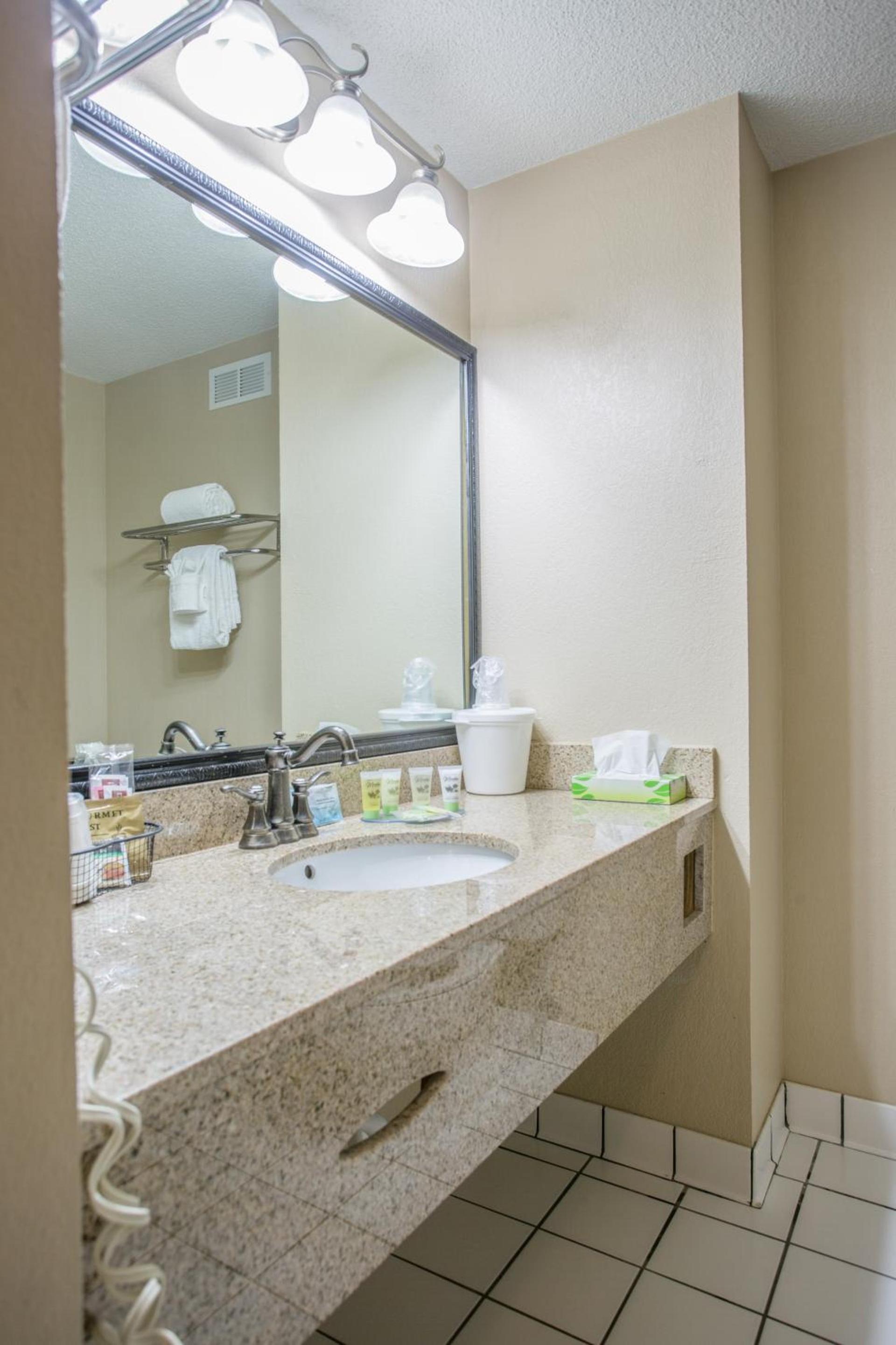 Days Inn & Suites by Wyndham Johnson City photo 17