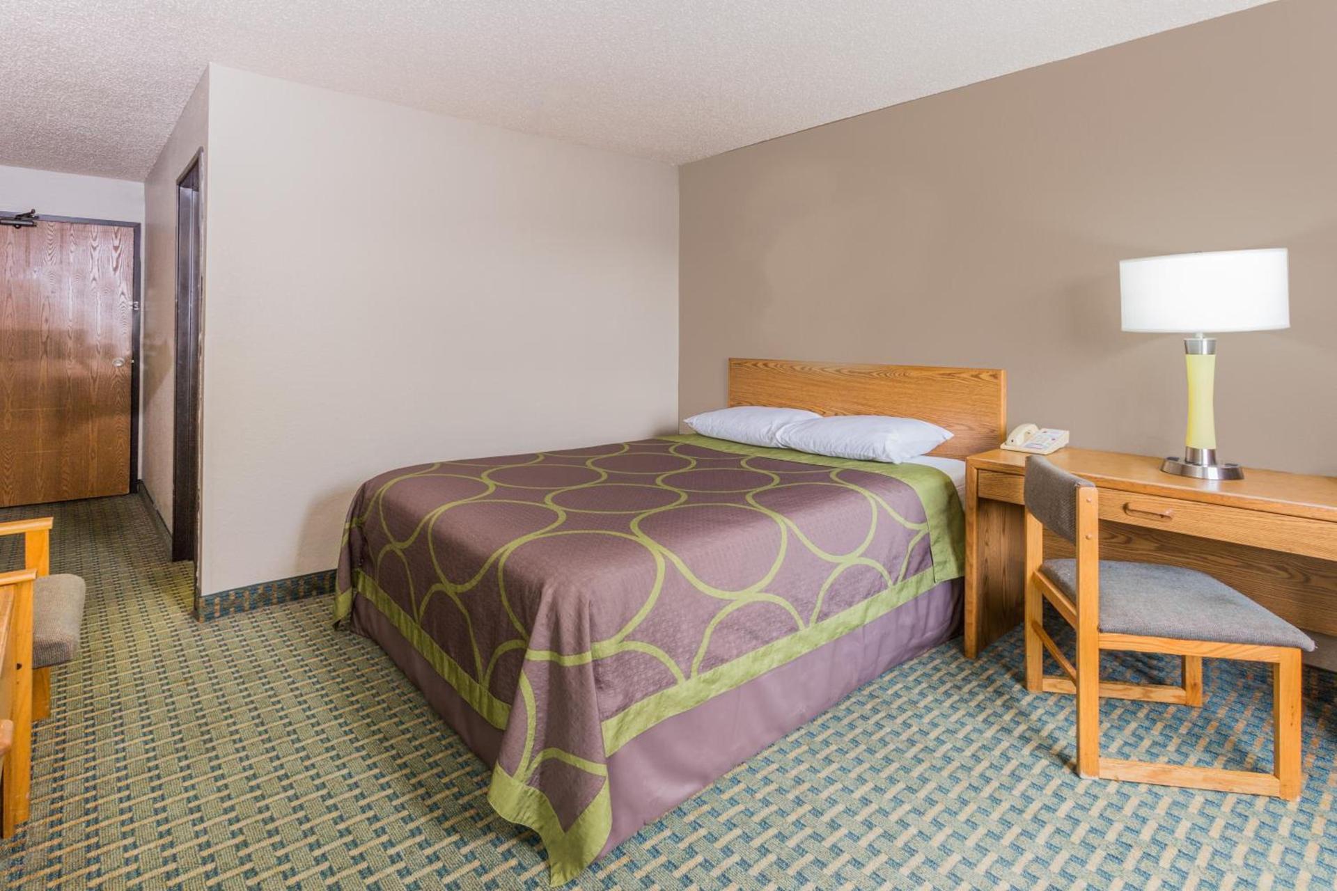 Super 8 by Wyndham St. Charles photo 18