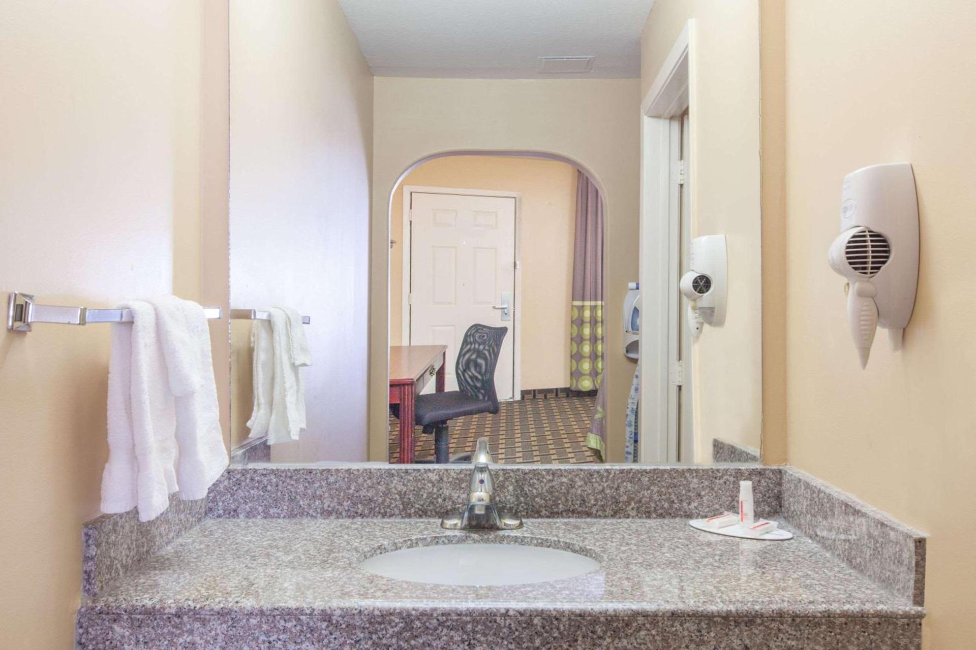 Super 8 by Wyndham Houston/Willowbrook Hwy 249 photo 5