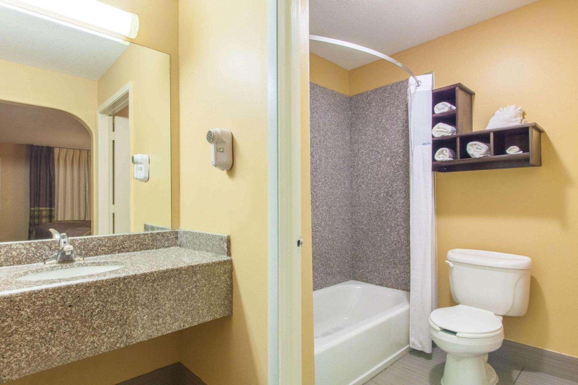 Super 8 by Wyndham Houston/Willowbrook Hwy 249 photo 6