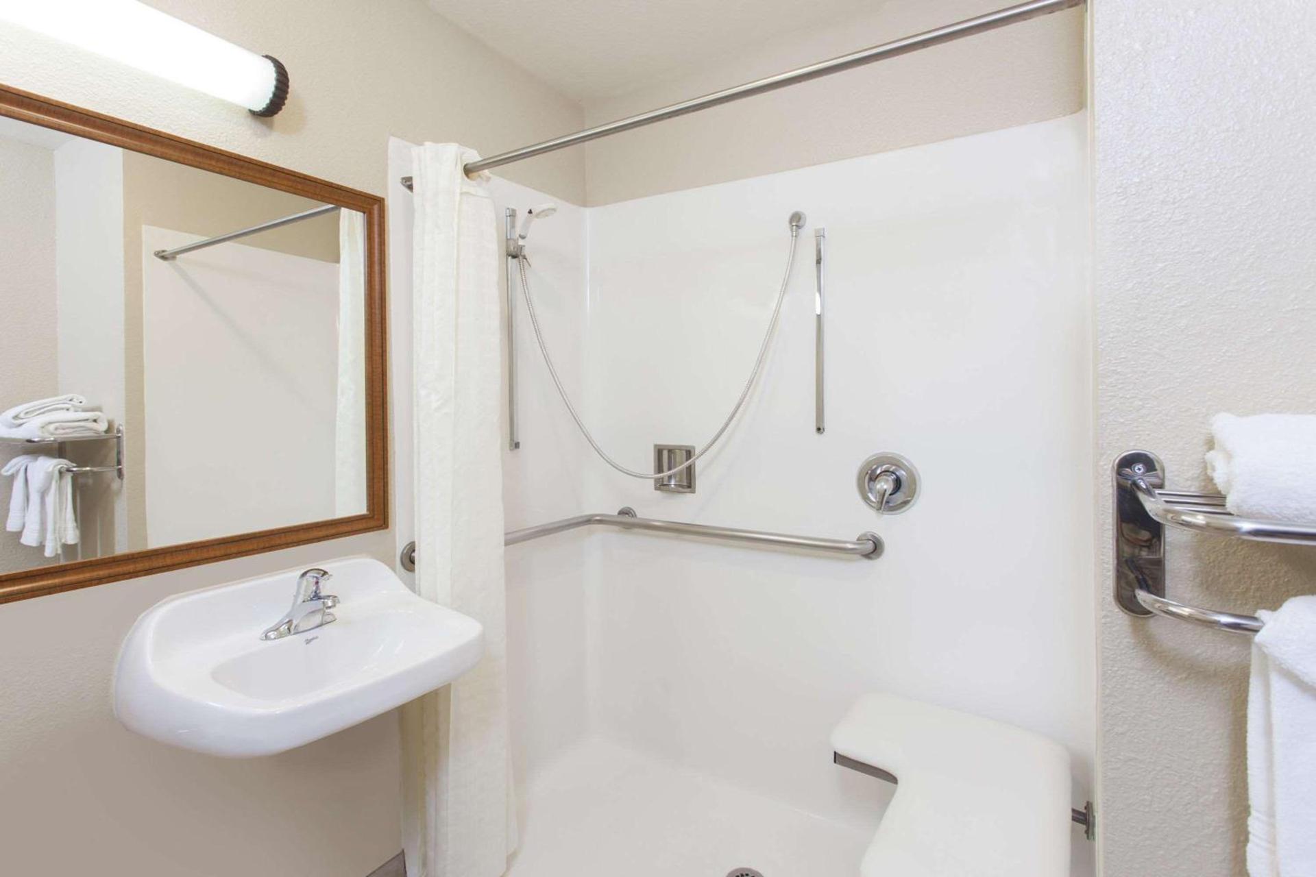 Days Inn by Wyndham Carlsbad photo 8