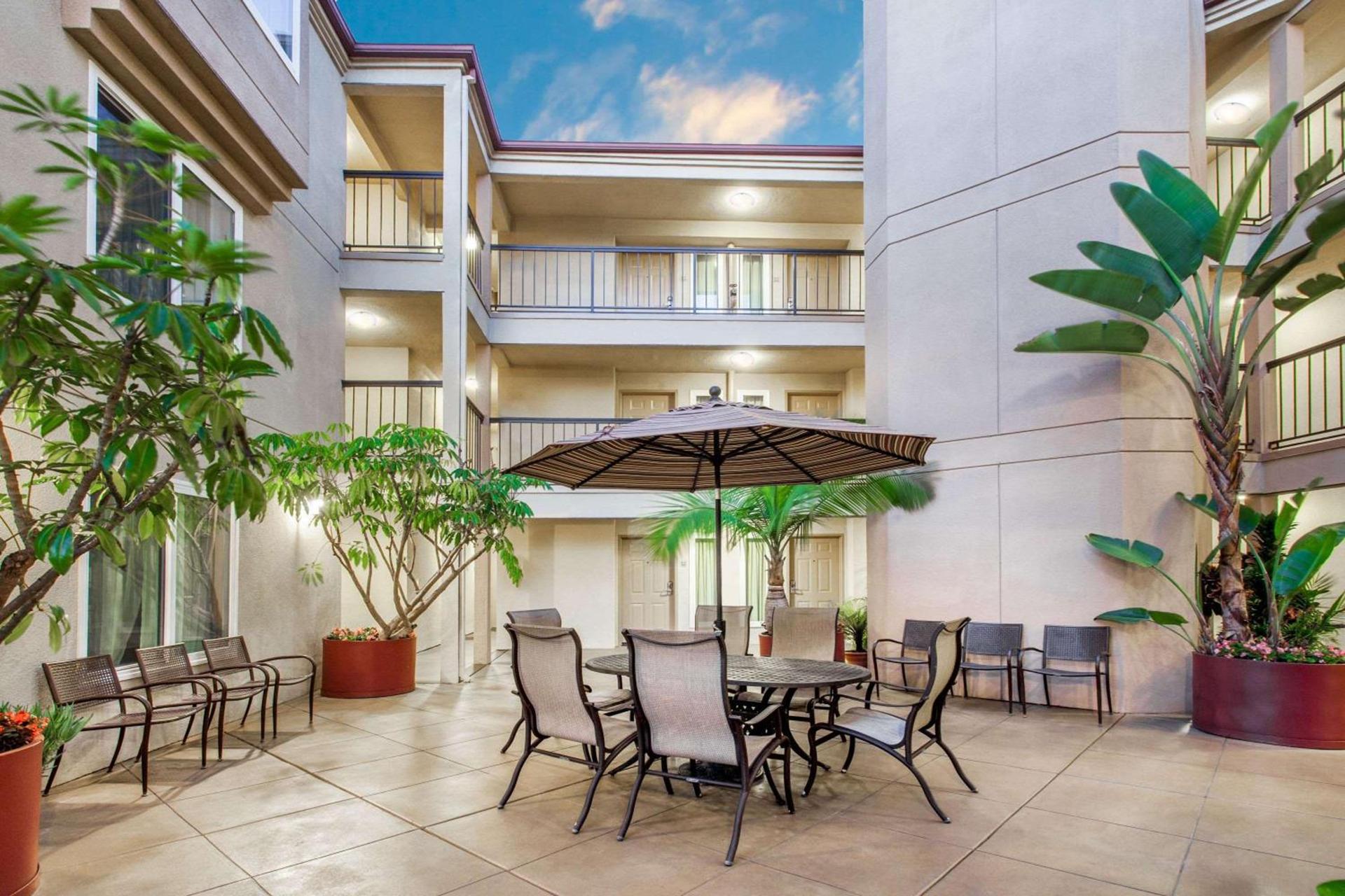 Days Inn by Wyndham Carlsbad photo 2