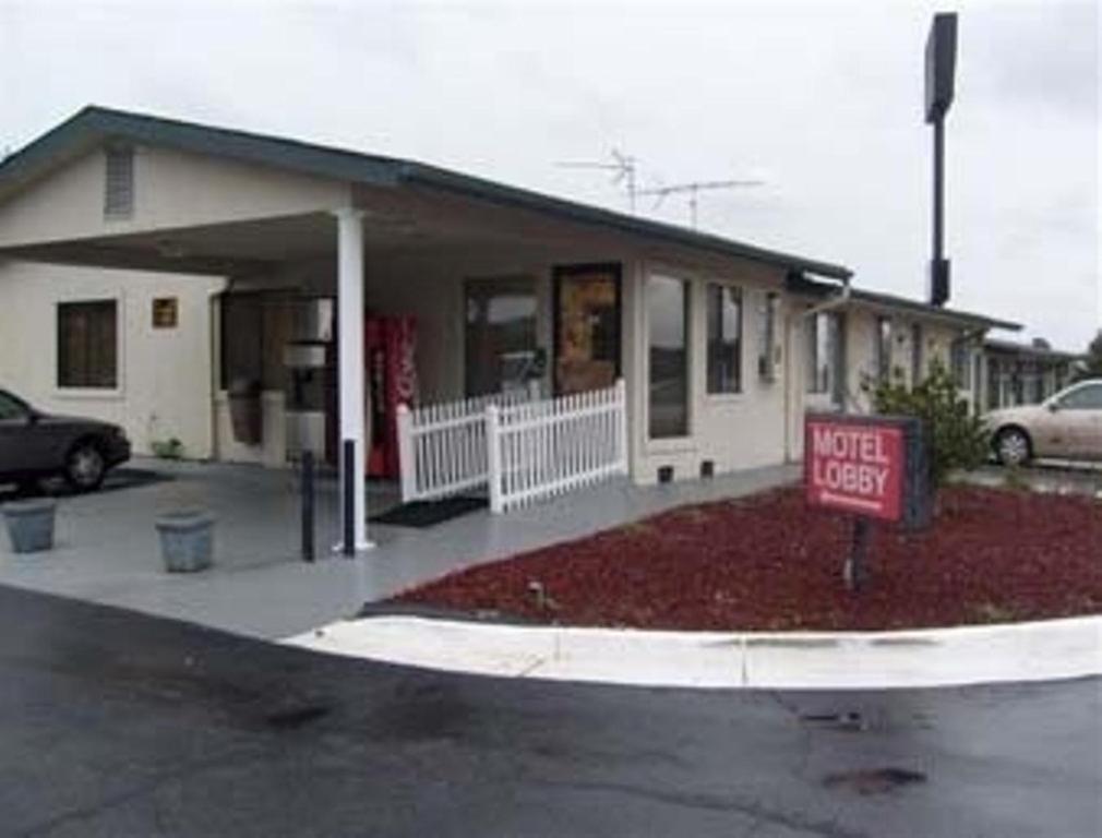 Express Inn Thomson photo 2