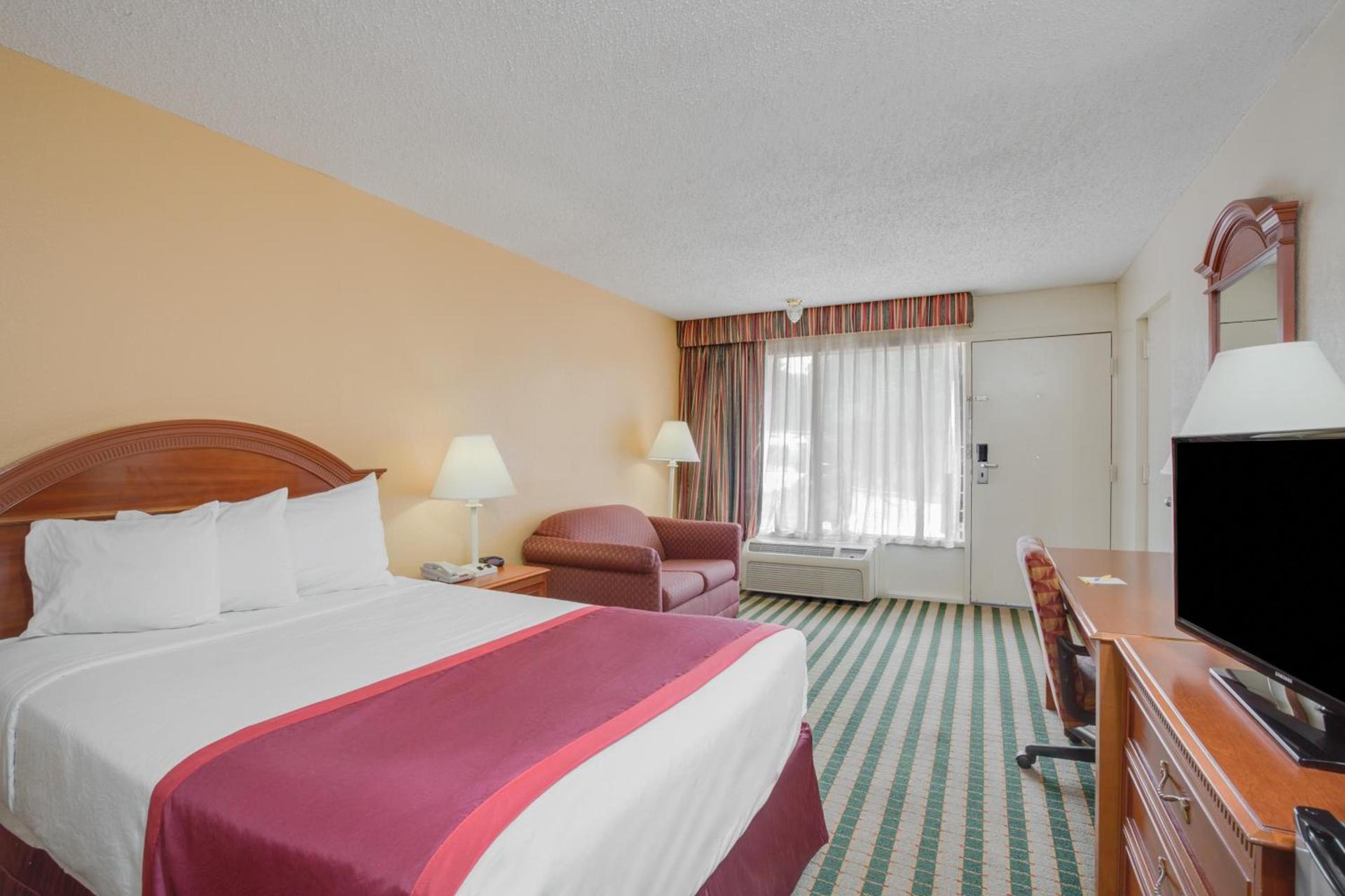Days Inn by Wyndham Asheville West photo 46