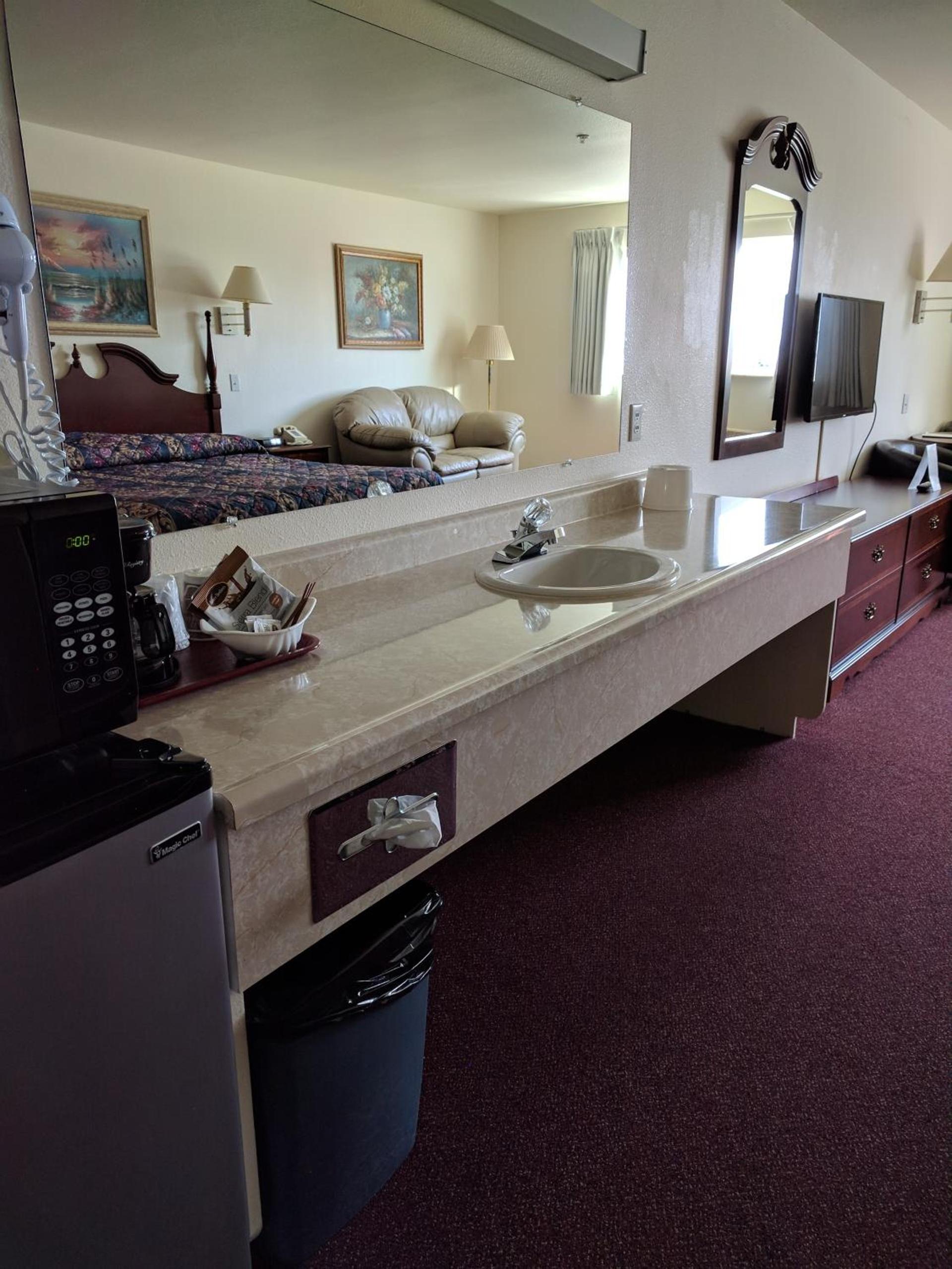 Lighthouse Inn photo 41
