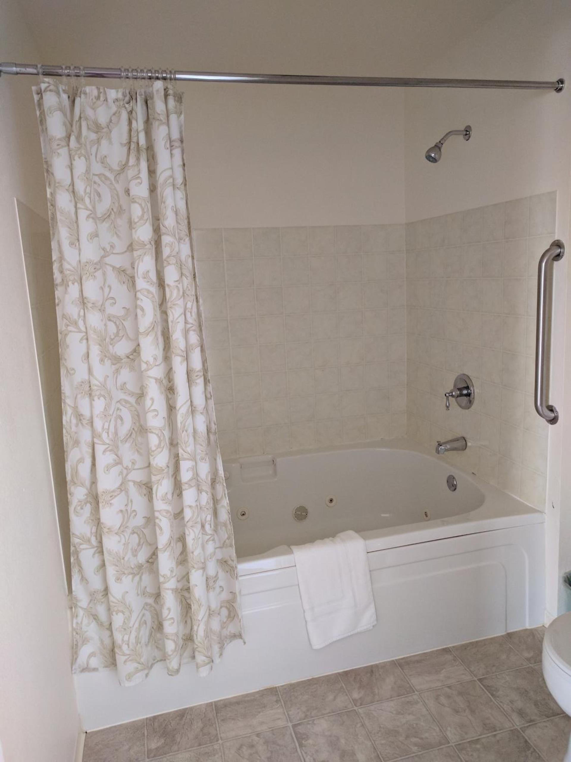 Lighthouse Inn photo 36