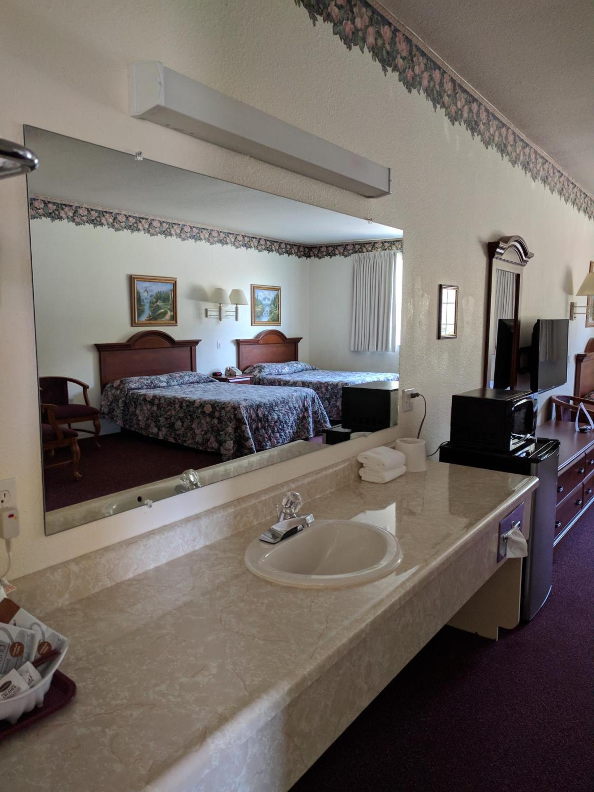 Lighthouse Inn photo 35