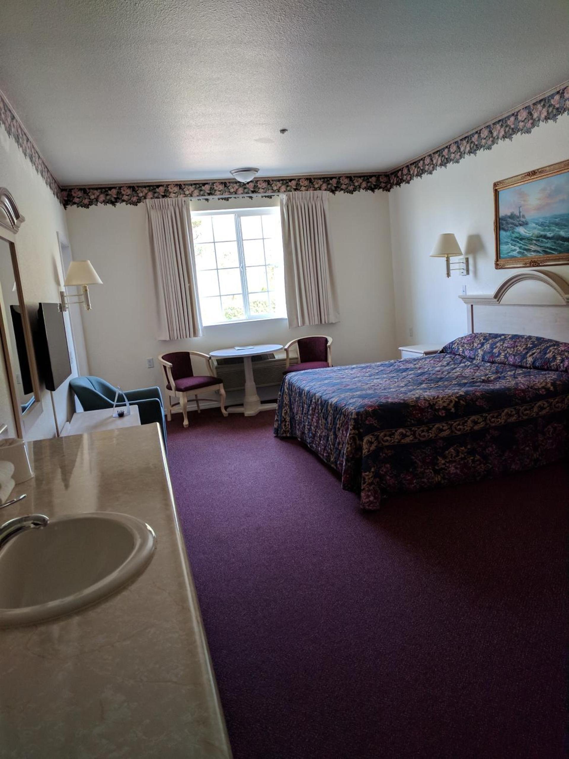 Lighthouse Inn photo 34