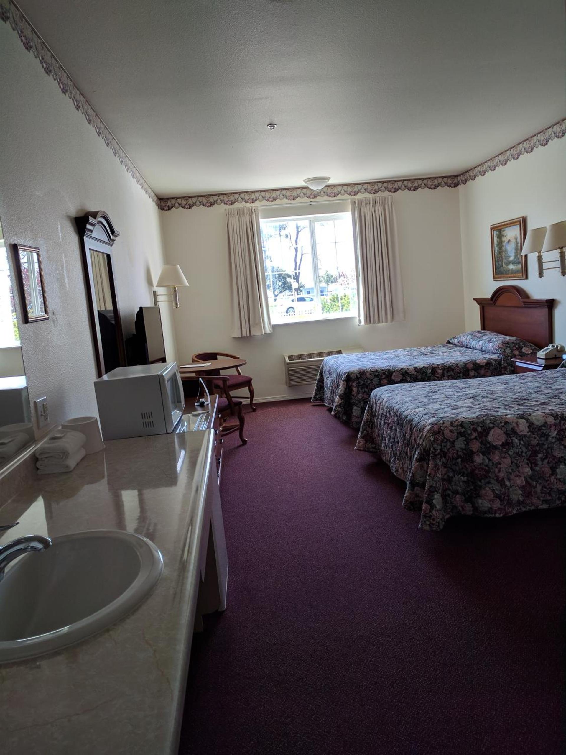 Lighthouse Inn photo 40