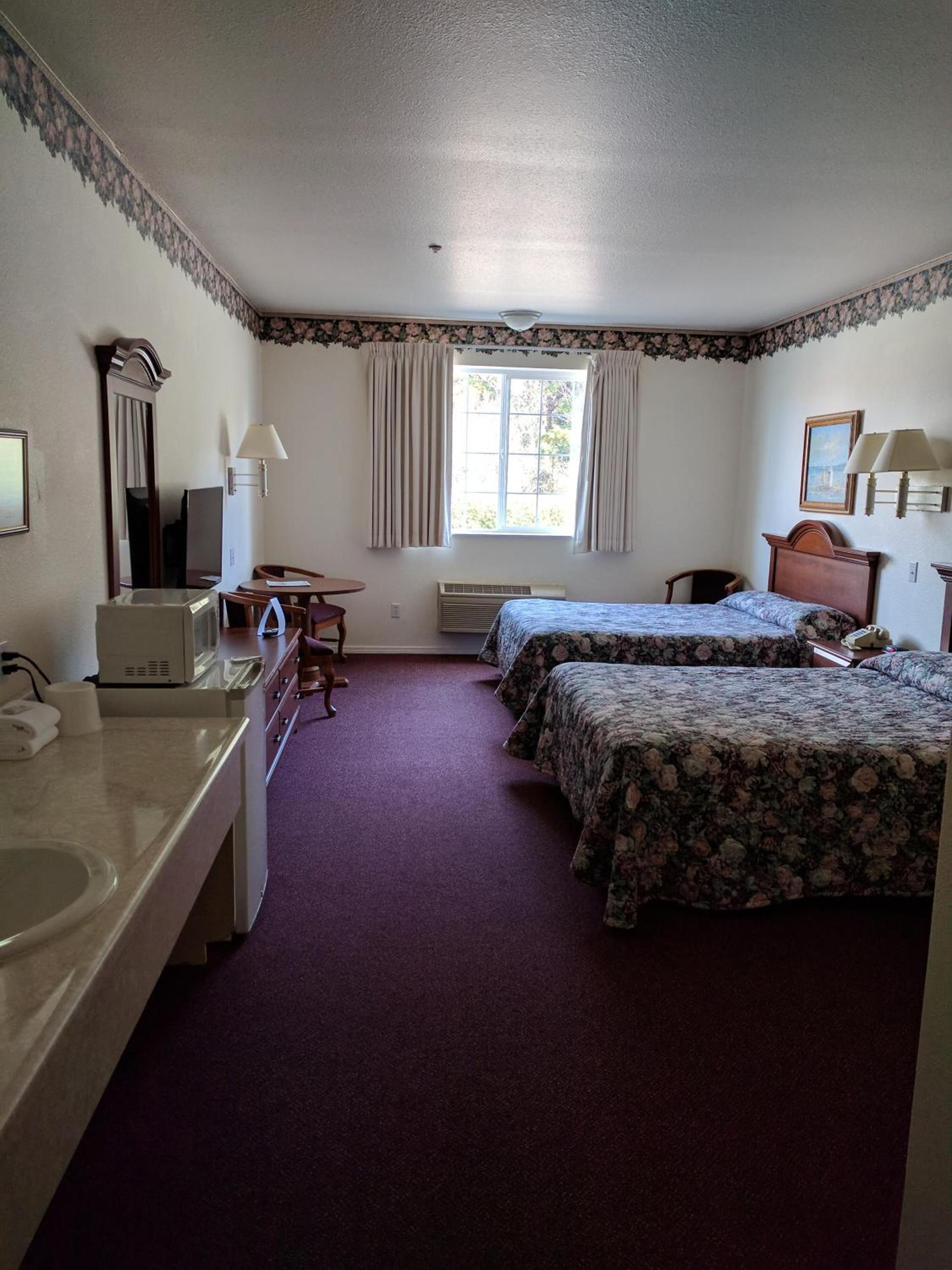 Lighthouse Inn photo 38