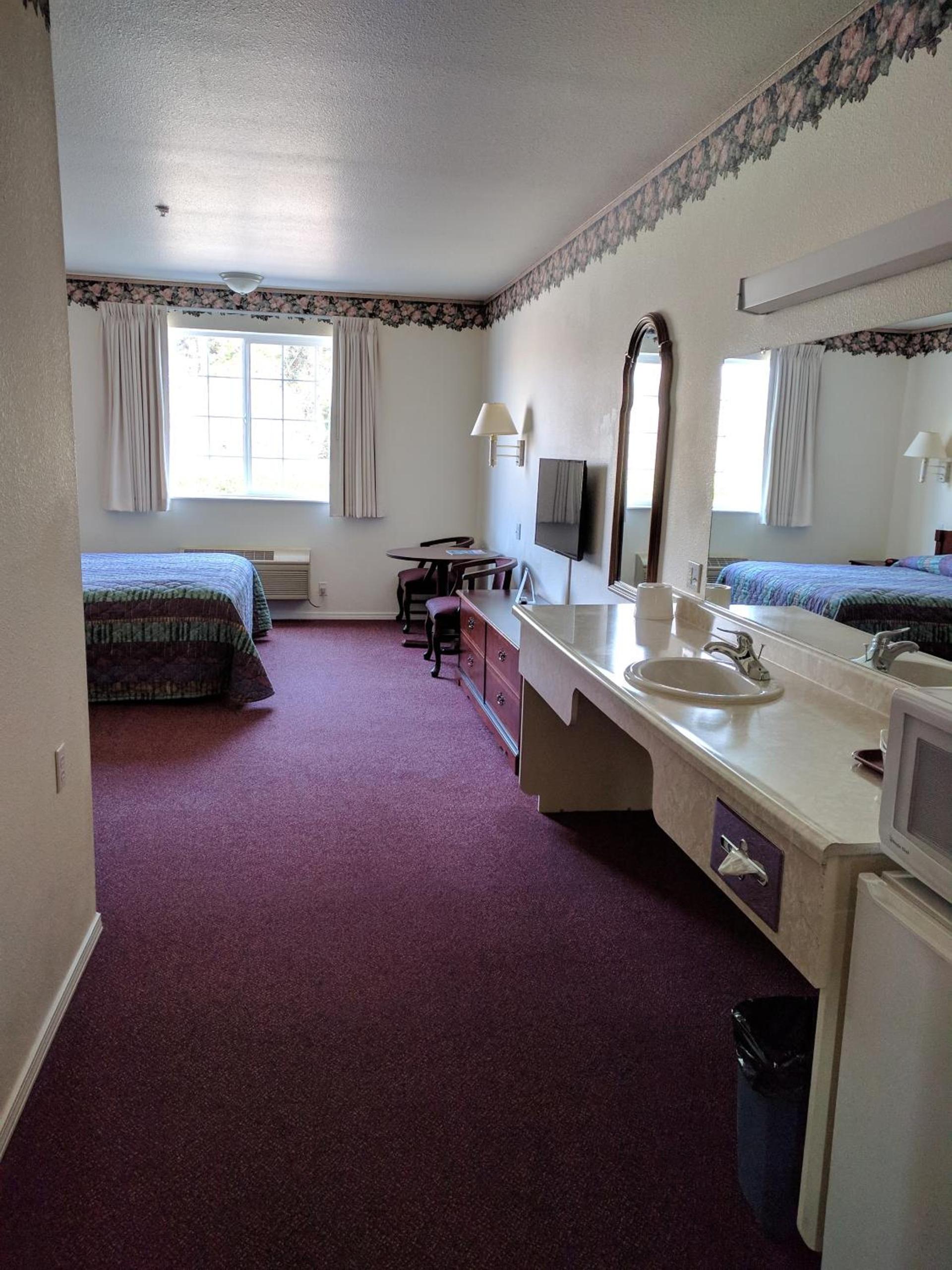 Lighthouse Inn photo 42