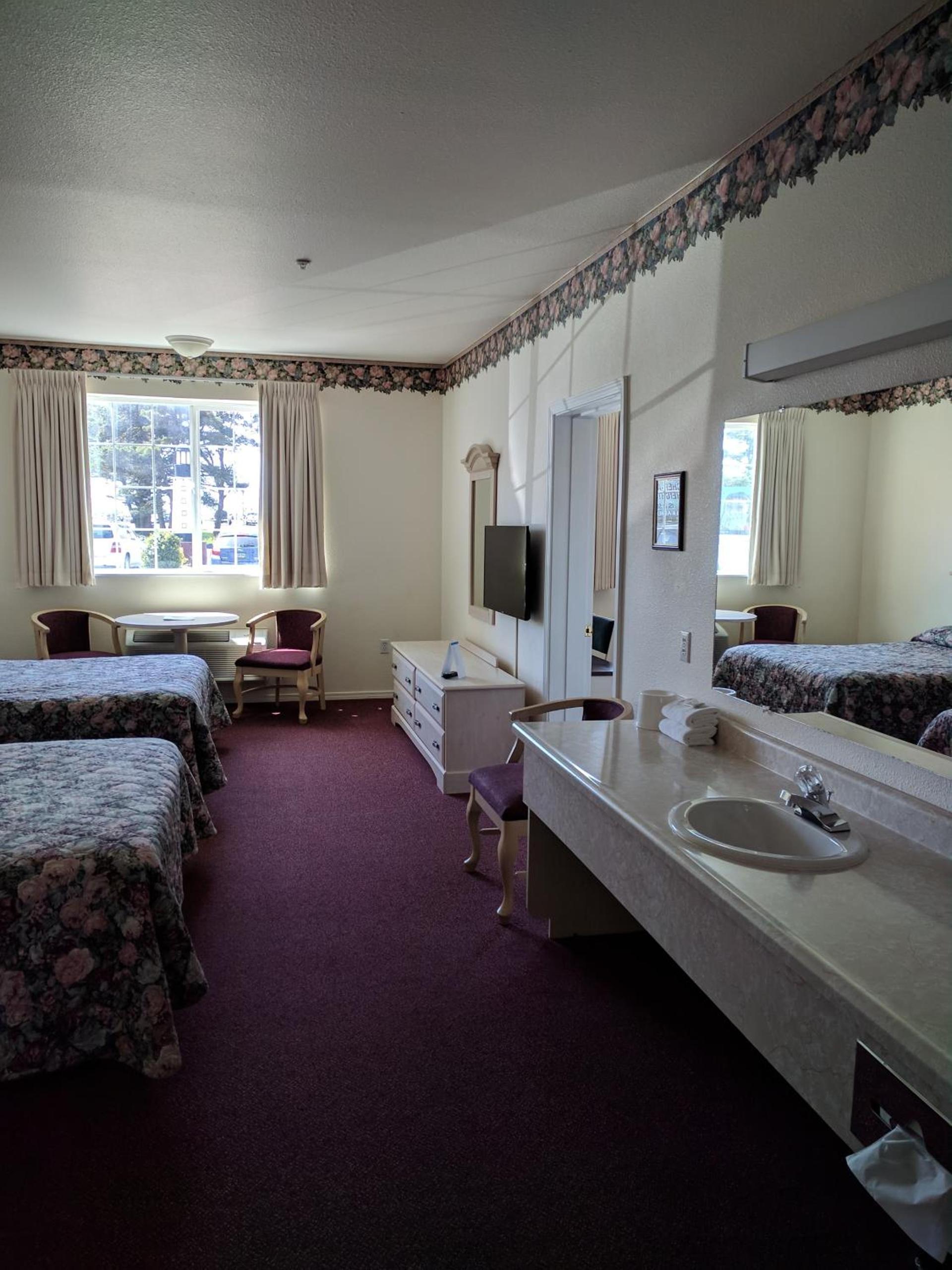 Lighthouse Inn photo 37
